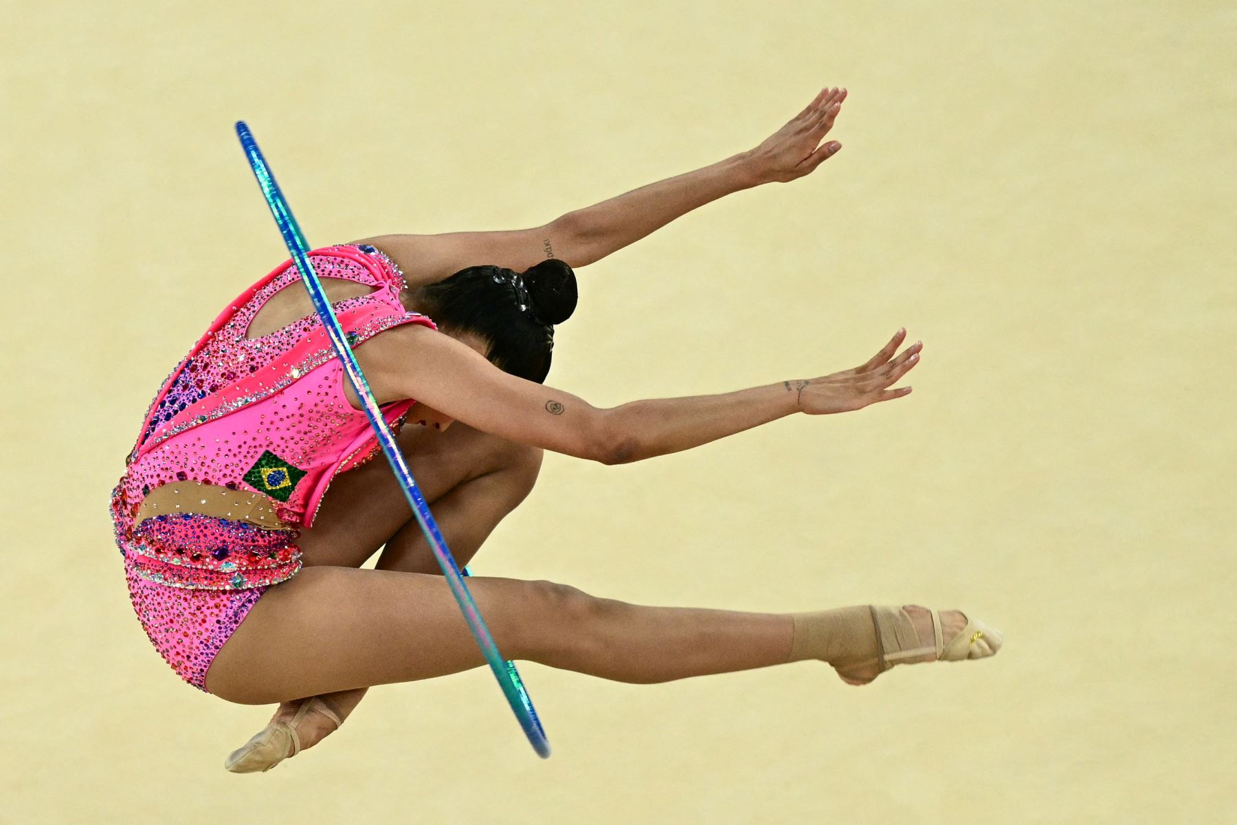 Las gimnastas brasileñas actúan con el aro mientras compiten en la clasificación general grupal de gimnasia rítmica durante los Juegos Olímpicos de París 2024. Foto: AFP