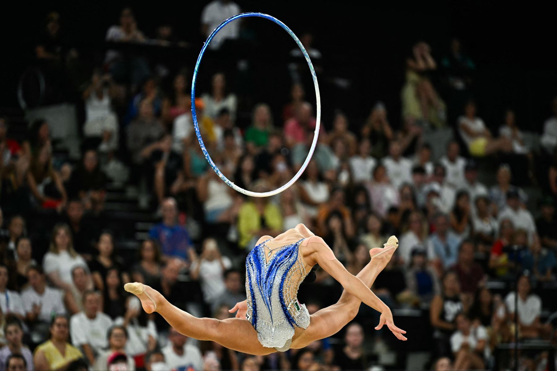 La italiana Sofia Raffaeli actúa con el aro mientras compite en la final individual de gimnasia rítmica durante los Juegos Olímpicos de París 2024. AFP