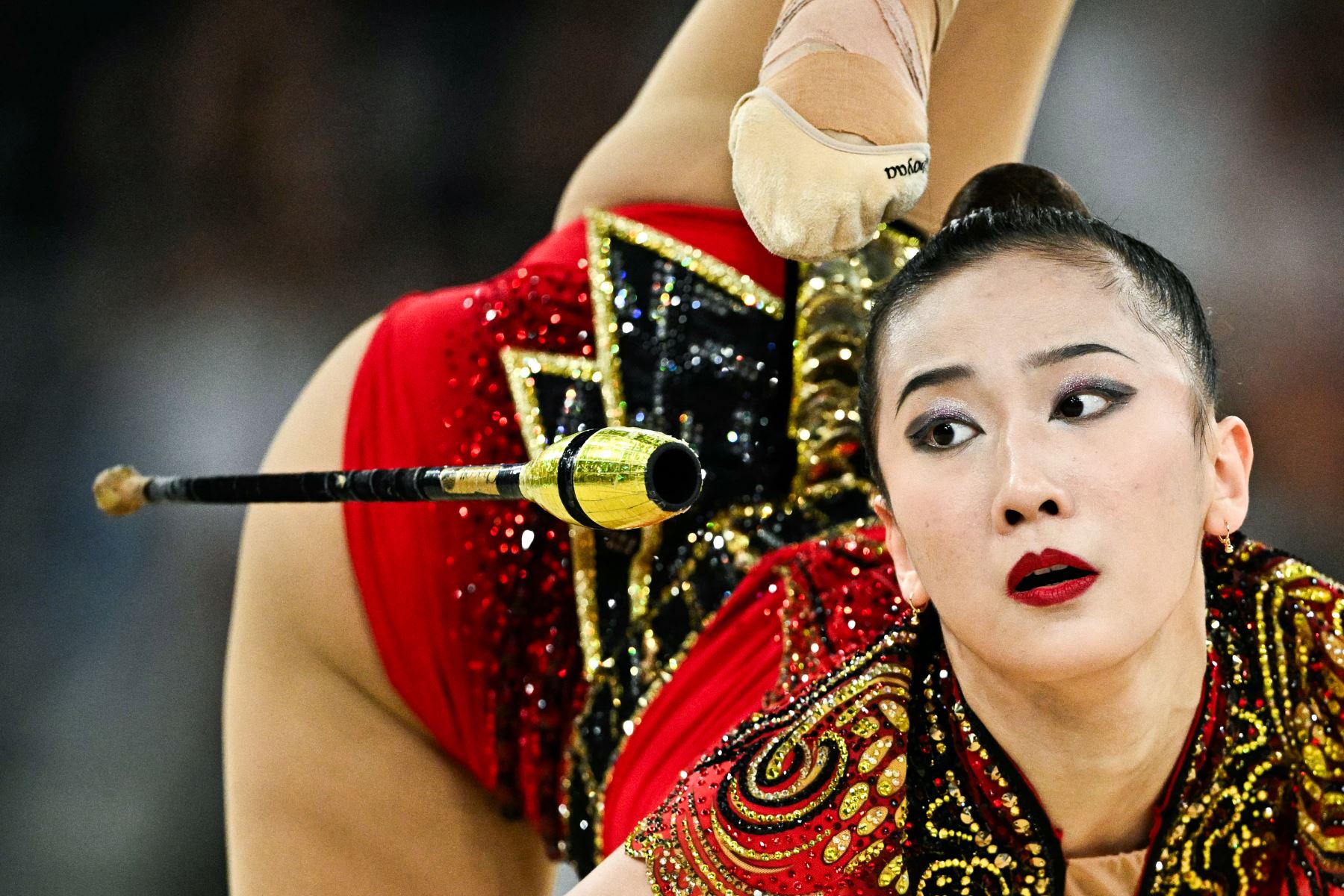 La china Wang Zilu actúa con los clubes mientras compite en la final individual de gimnasia rítmica durante los Juegos Olímpicos de París 2024. AFP