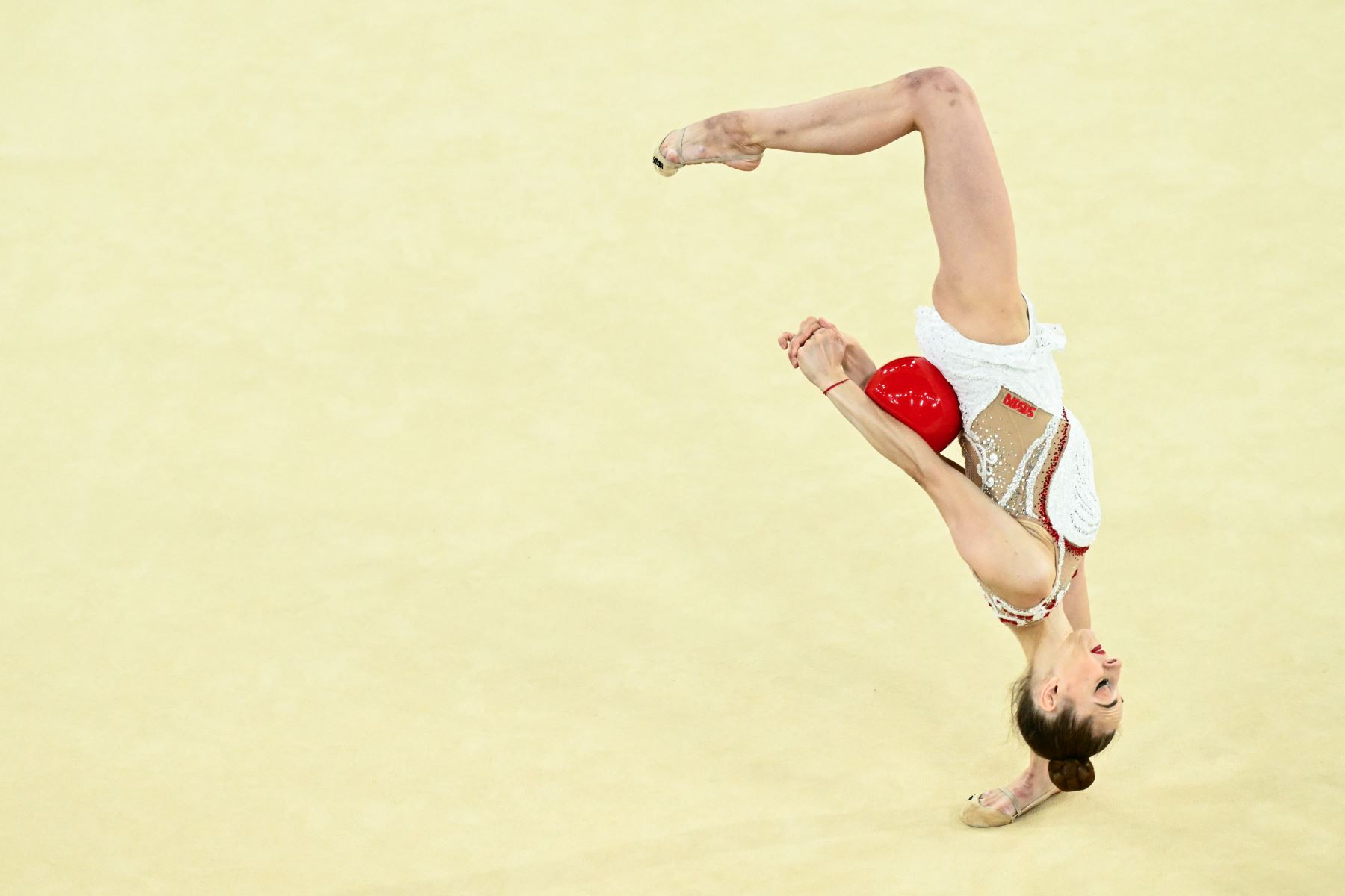 La búlgara Boryana Kaleyn actúa con el balón mientras compite en la final individual de gimnasia rítmica durante los Juegos Olímpicos de París 2024. AFP