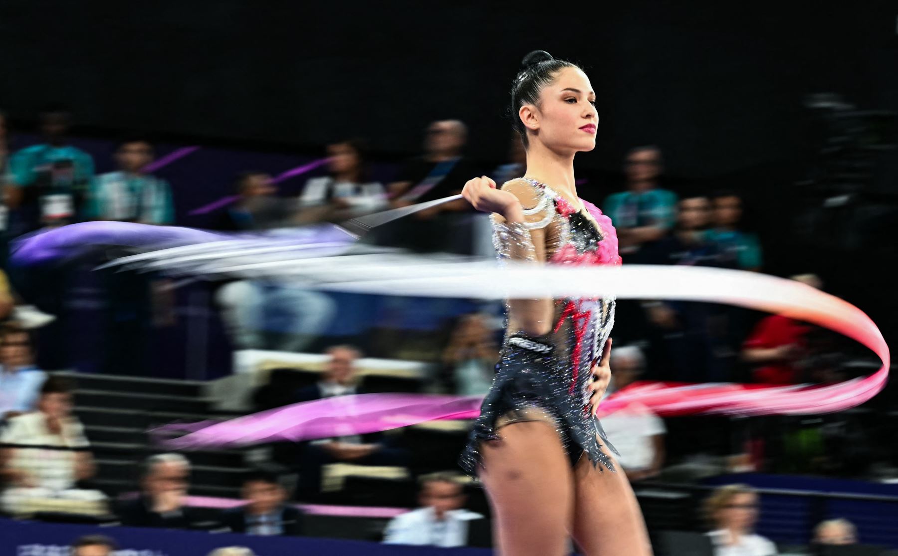 La italiana Milena Baldassarri actúa con la cinta mientras compite en la final individual de gimnasia rítmica durante los Juegos Olímpicos de París 2024.