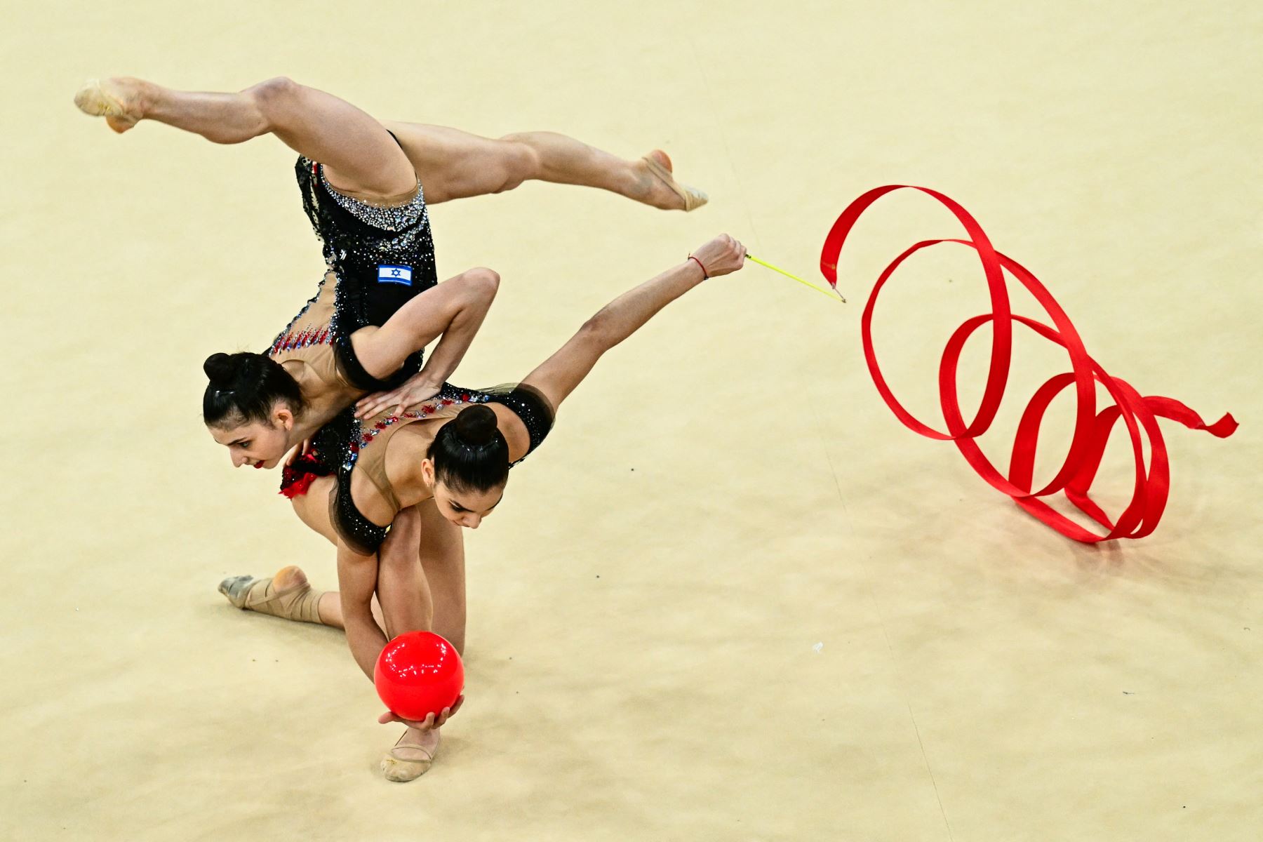 Las gimnastas de Israel actúan con cintas y pelotas mientras compiten en la clasificación general grupal de gimnasia rítmica durante los Juegos Olímpicos de París 2024. AFP