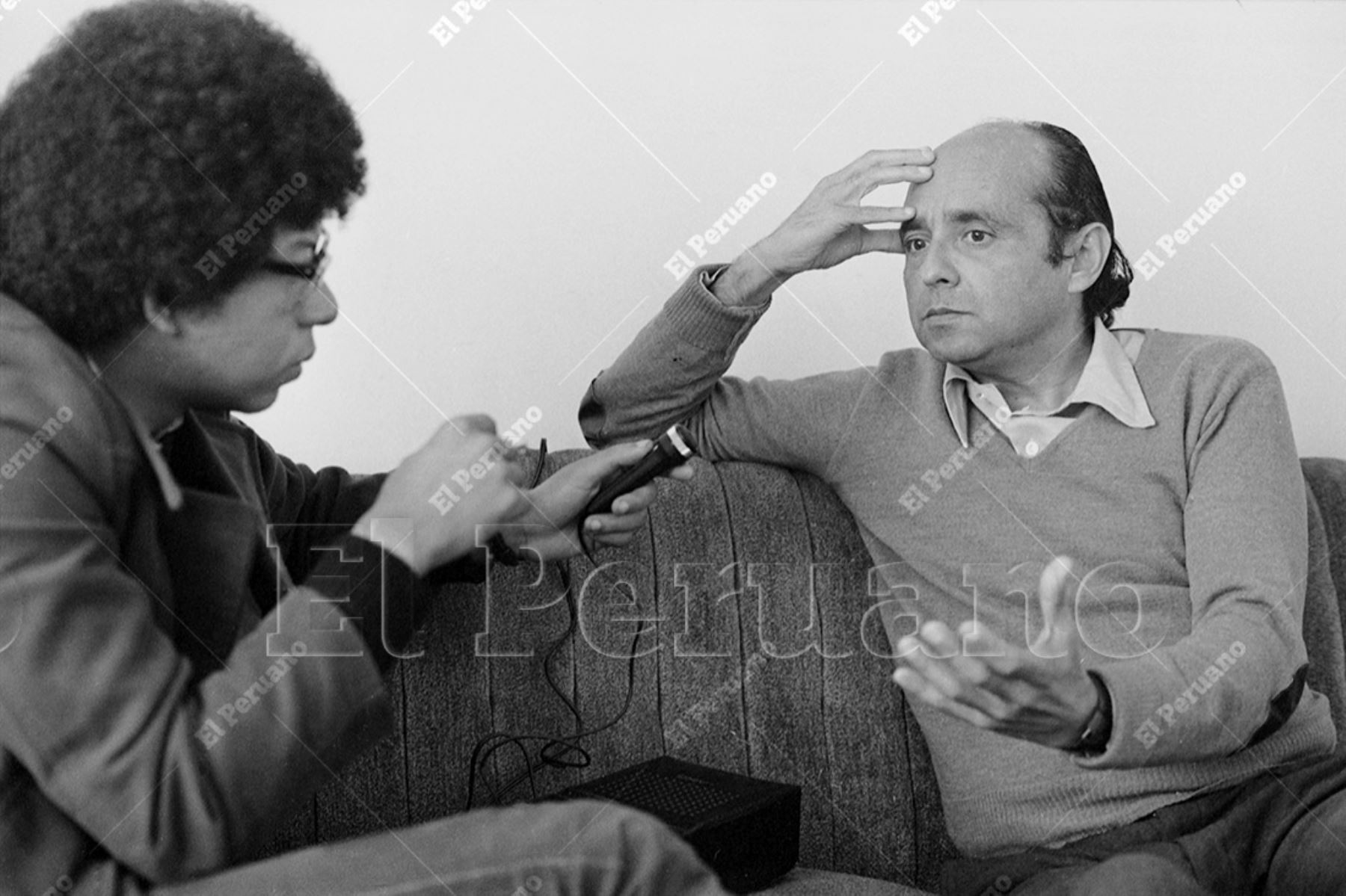 Lima - 26 agosto 1975 / Enrique Verástegui entrevistando al poeta Carlos Germán Belli para el suplemento Variedades del diario La Crónica. Foto: Archivo Histórico de El Peruano / Humberto Romaní