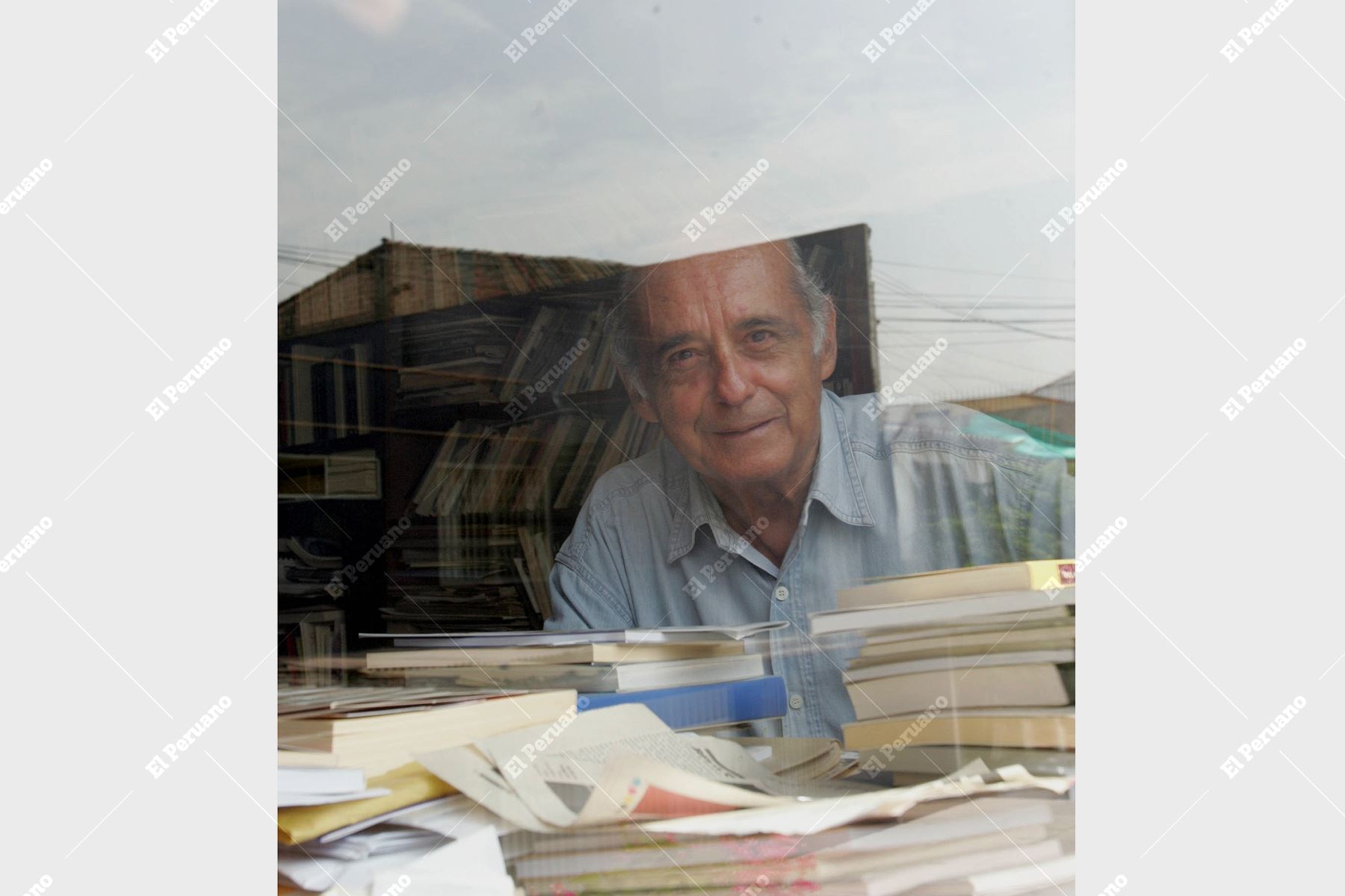 Lima - 7 marzo 2006 / Carlos Germán Belli, poeta de la Generación del 50, distinguido con el Premio Iberoamericano de poesía "Pablo Neruda". Foto: Diario Oficial El Peruano / Carlos Lezama