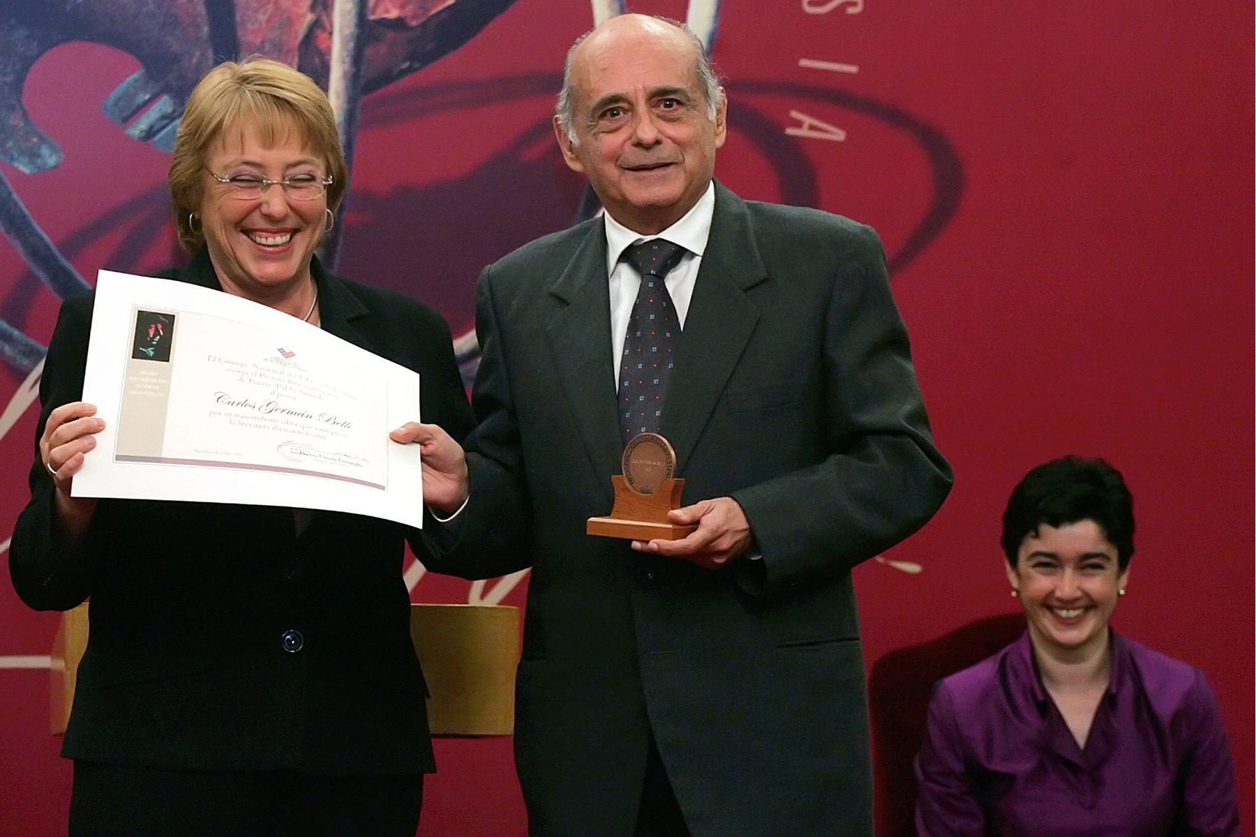 Santiago, Chile - 14 julio 2006 / - La presidenta de Chile, Michelle Bachelet, entrega el III Premio Iberoamericano de poesía "Pablo Neruda" al poeta peruano Carlos Germán Belli en el Palacio de la Moneda. Foto: EFE