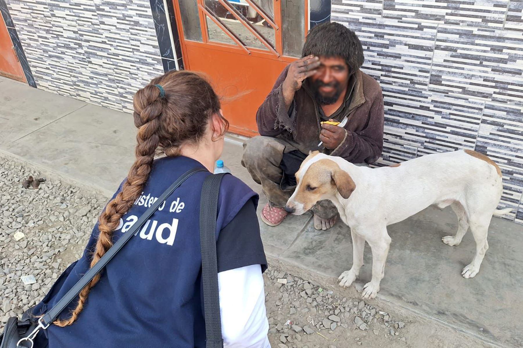 Gracias al arduo trabajo del equipo interdisciplinario de profesionales del Centro de Salud Mental Comunitaria (CSMC) Santa Rosa, y a pesar de la limitada comunicación y falta de contacto visual del hombre, el pasado 26 de julio del presente se logró su traslado a la comisaria de la zona para su identificación mediante el sistema biométrico. ANDINA/Difusión