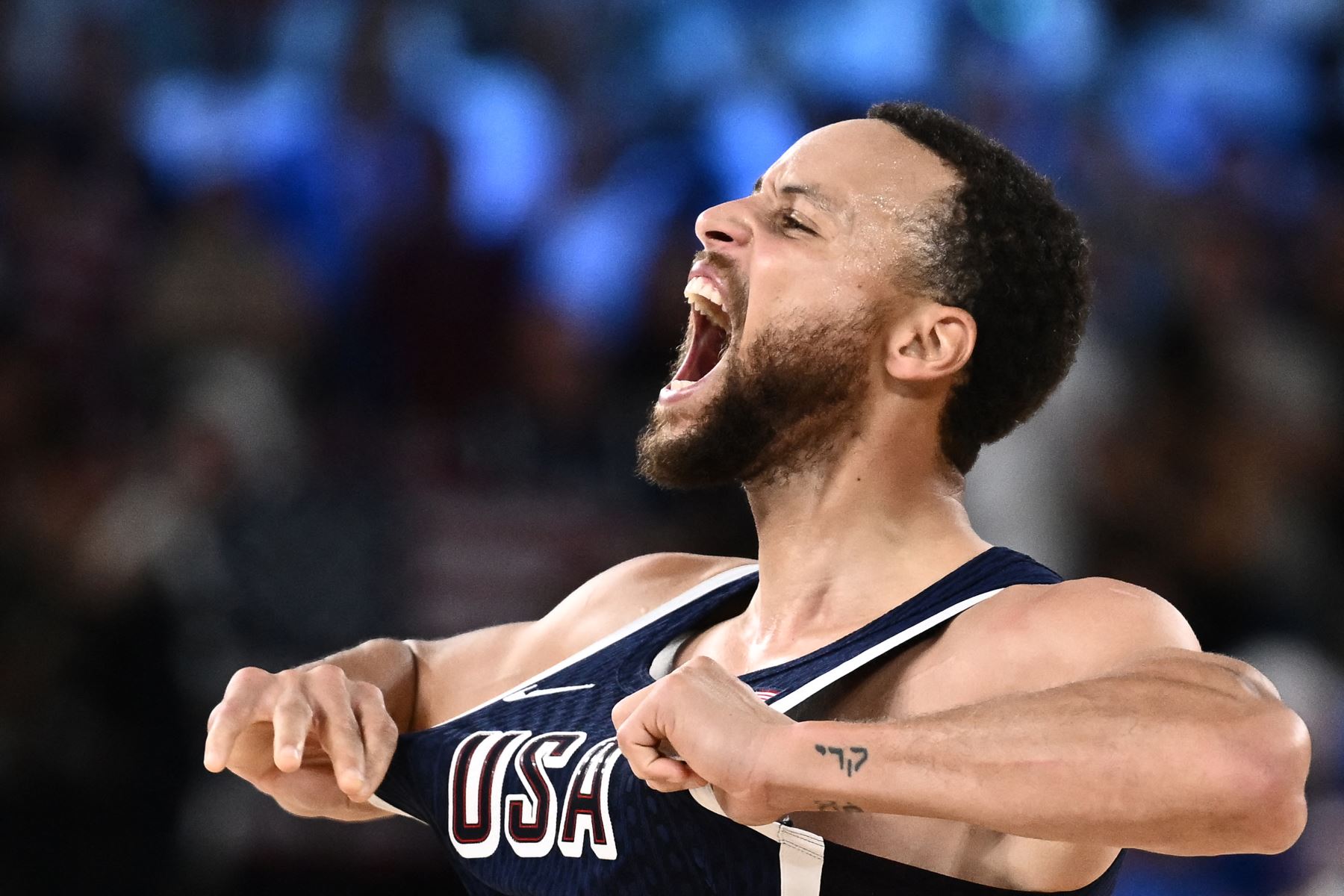 Stephen Curry, celebra marcar un gol de campo de tres puntos en el partido de baloncesto masculino por la medalla de oro entre Francia y EE. UU. durante los Juegos Olímpicos de París 2024 en el Bercy Arena de París.
Foto: AFP