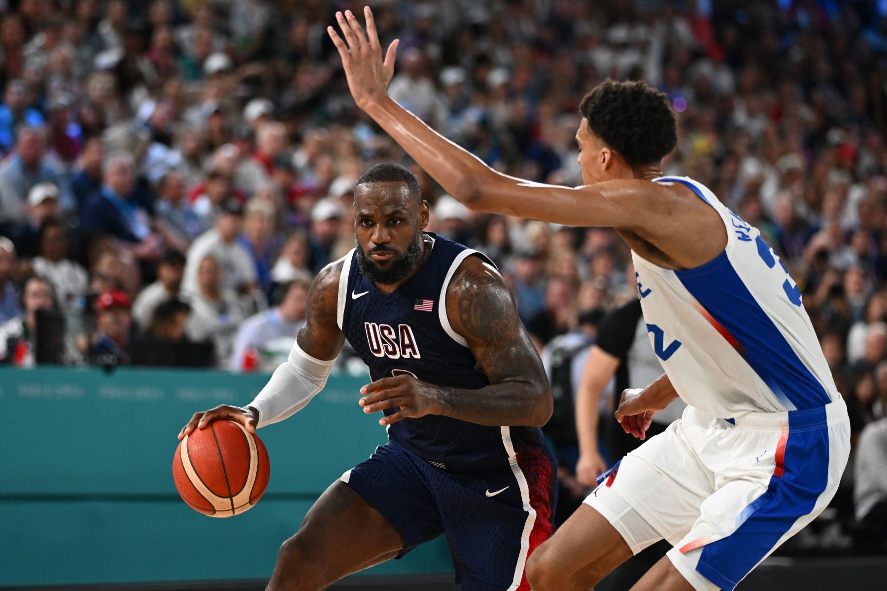 LeBron James #06 de EE. UU. desafía a Victor Wembanyama de Francia en el partido de baloncesto masculino por la medalla de oro entre Francia y EE. UU. durante los Juegos Olímpicos de París 2024.
Foto: AFP