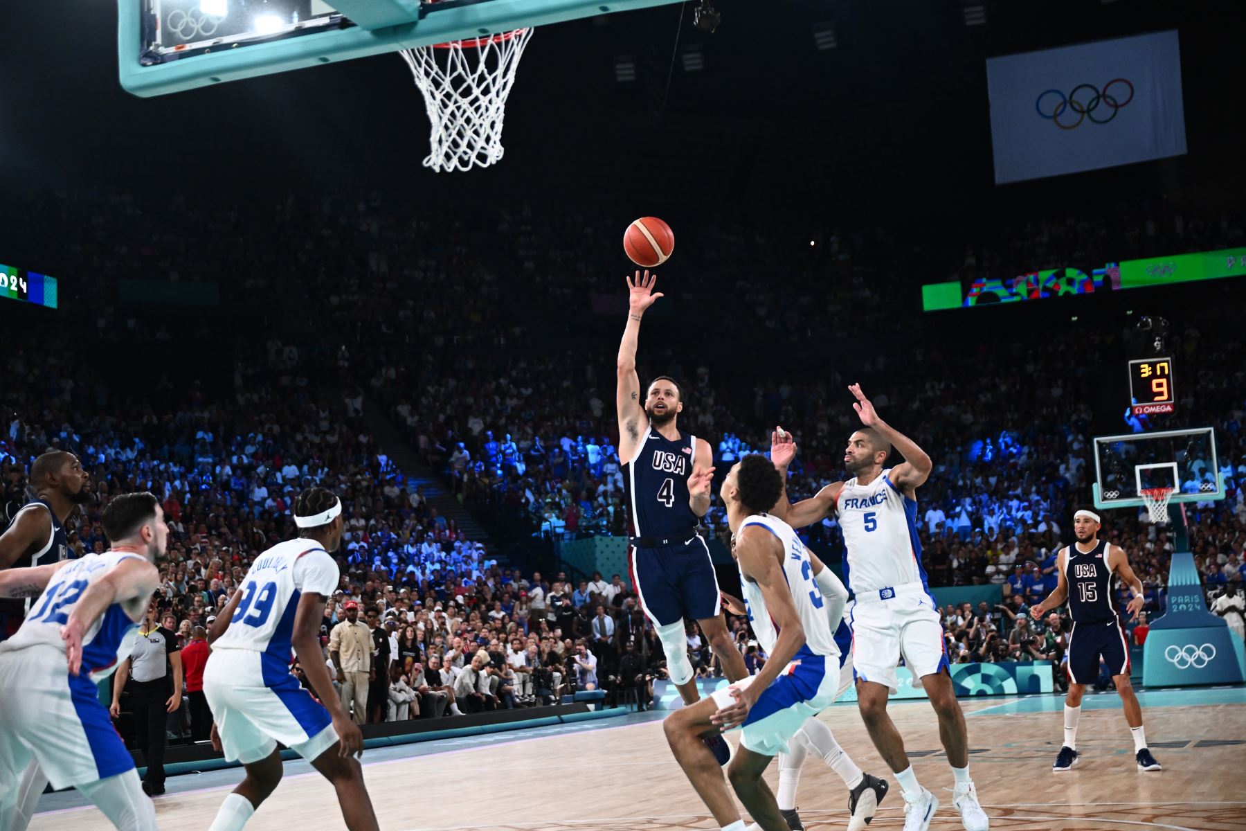 Stephen Curry, de EE. UU., dispara en el partido de baloncesto masculino por la medalla de oro entre Francia y EE. UU. durante los Juegos Olímpicos de París 2024 en el Bercy Arena de París.
Foto: AFP