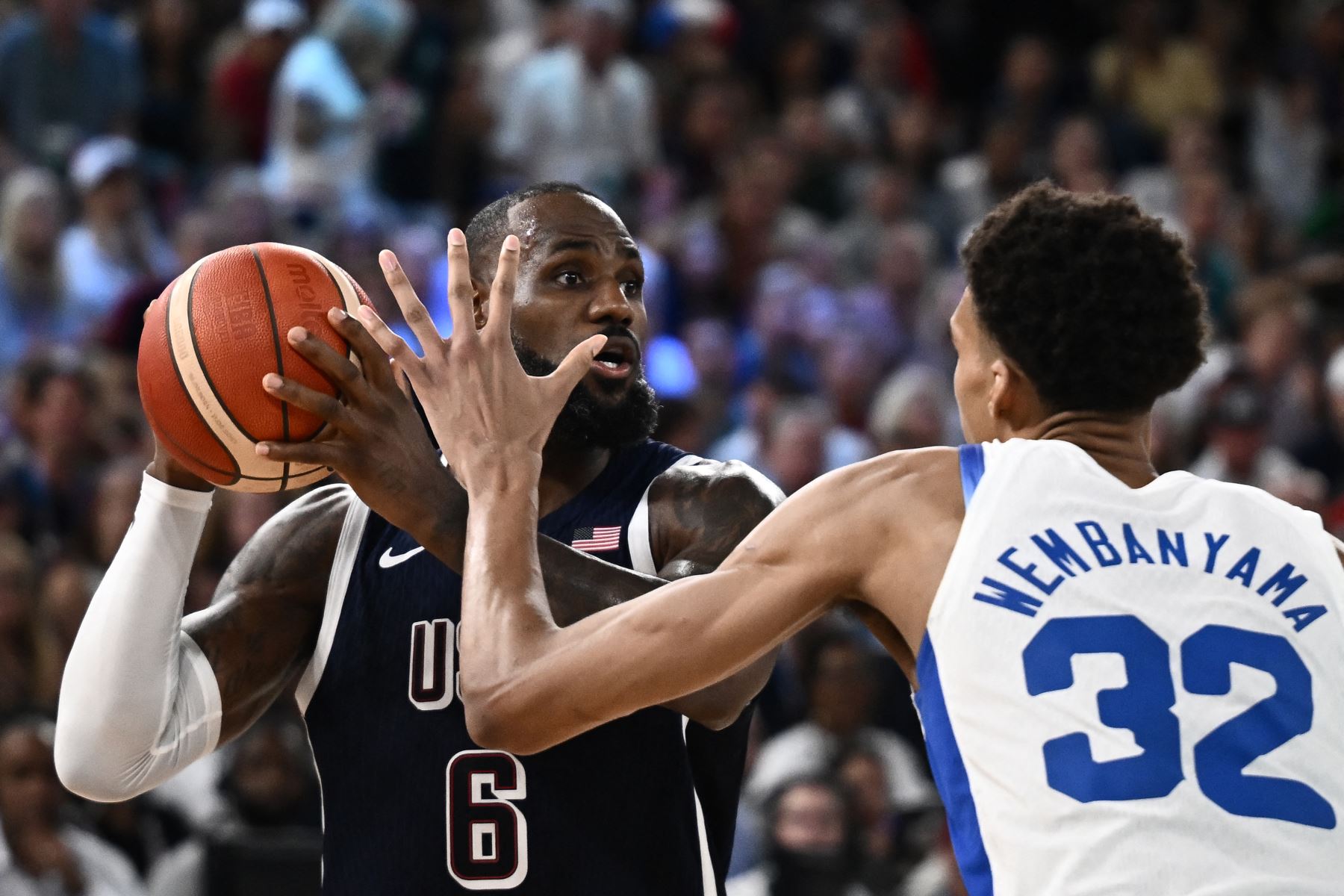 LeBron James  de EE. UU. desafía a Victor Wembanyama de Francia en el partido de baloncesto masculino por la medalla de oro entre Francia y EE. UU. durante los Juegos Olímpicos de París.
Foto: AFP