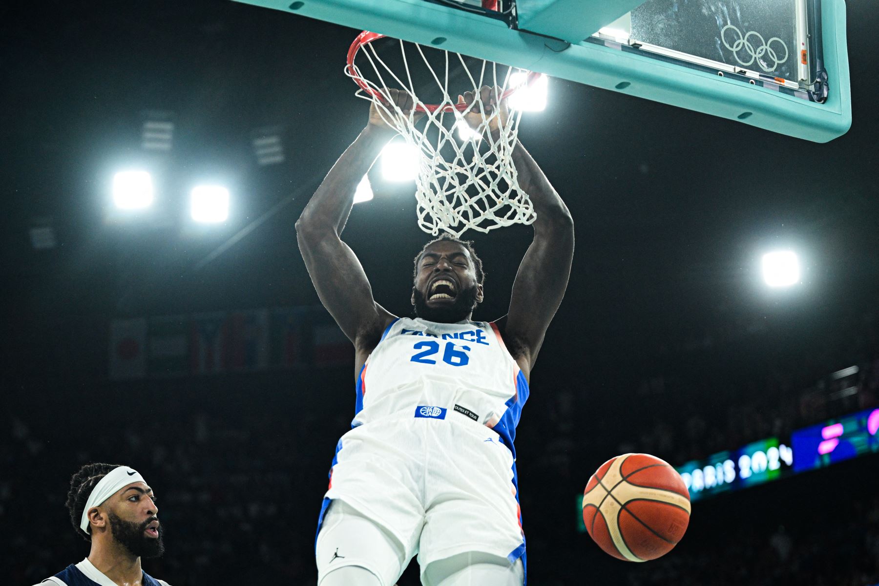 Mathias Lessort, encesta el balón en el partido de baloncesto masculino por la medalla de oro entre Francia y Estados Unidos durante los Juegos Olímpicos de París 2024.
Foto: AFP