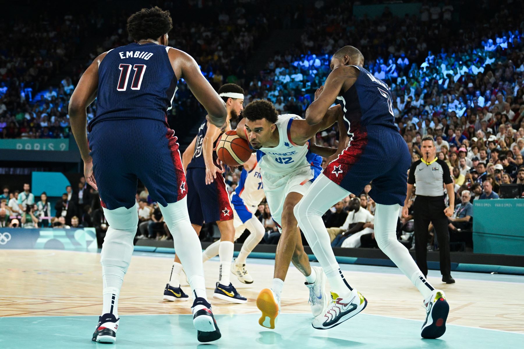 Francia Victor Wembanyam desafia a  Joel Embiid  y al número 07 de EE. UU. Kevin Durant en el partido de baloncesto masculino por la medalla de oro entre Francia y EE. UU. durante los Juegos Olímpicos de París 2024 en el Bercy Arena de París.
Foto: AFP