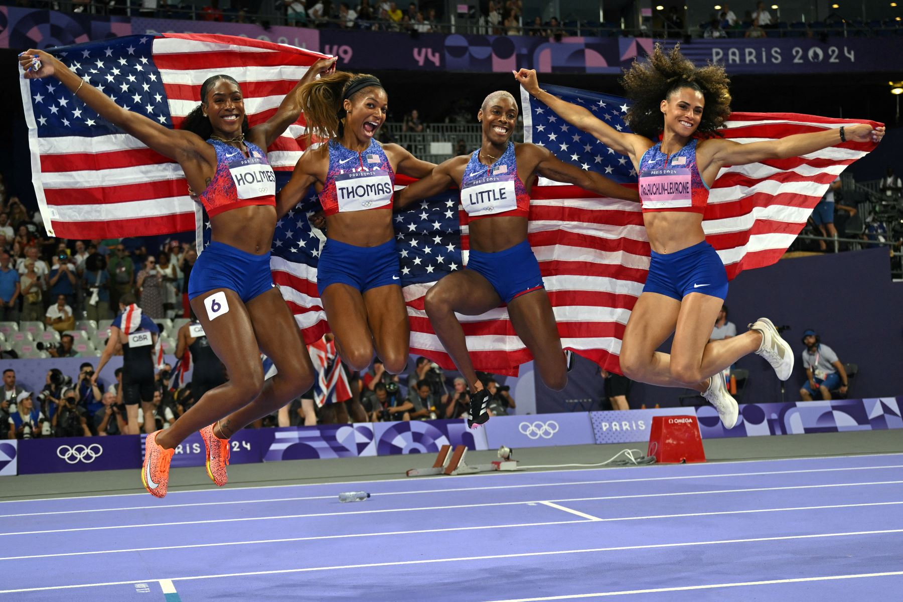 Los medallistas de oro  Alexis Holmes de EE.UU. UU., Gabrielle Thomas de EE.UU. UU., Little y Sydney Mclaughlin-Levrone de EE.UU. UU. Celebran haber ganado la final femenina de relevos de 4x400 m de la prueba de atletismo de los Juegos Olímpicos de París 2024.
Foto: AFP