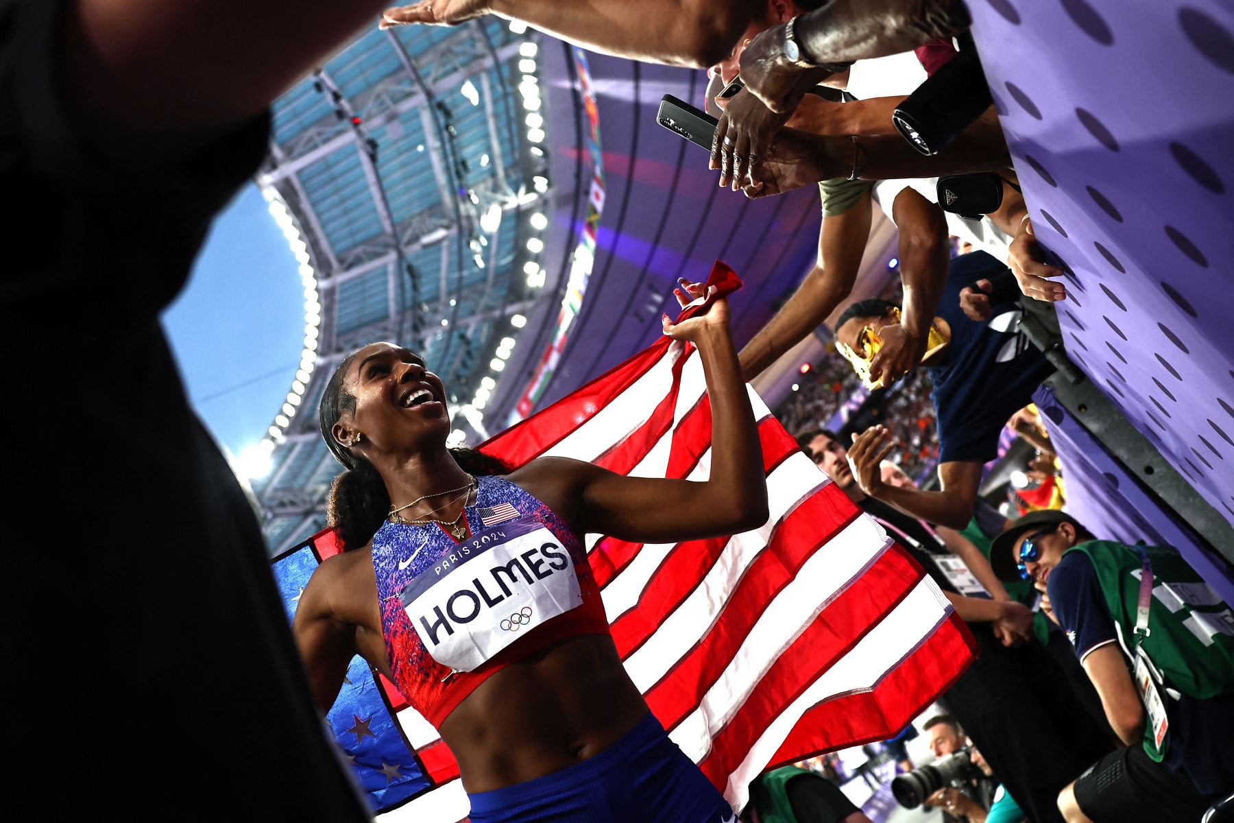 Alexis Holmes, medallista de oro estadounidense, celebra después de competir en la final femenina de relevos de 4x400m del evento de atletismo en los Juegos Olímpicos de París 2024.
Foto: AFP