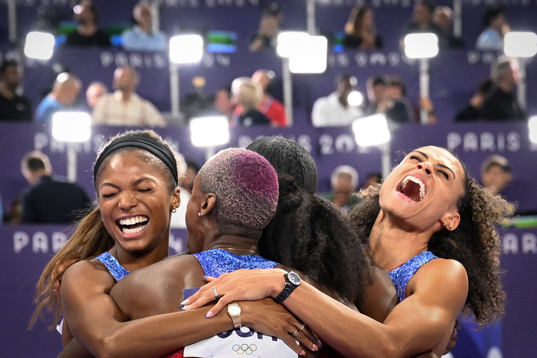 Las medallistas de oro Alexis Holmes de EE. UU., Gabrielle Thomas de EE. UU., Little y Sydney Mclaughlin-Levrone de EE. UU. celebran haber ganado la final femenina de relevos de 4x400 m de la prueba de atletismo de los Juegos Olímpicos de París 2024.
Foto: AFP