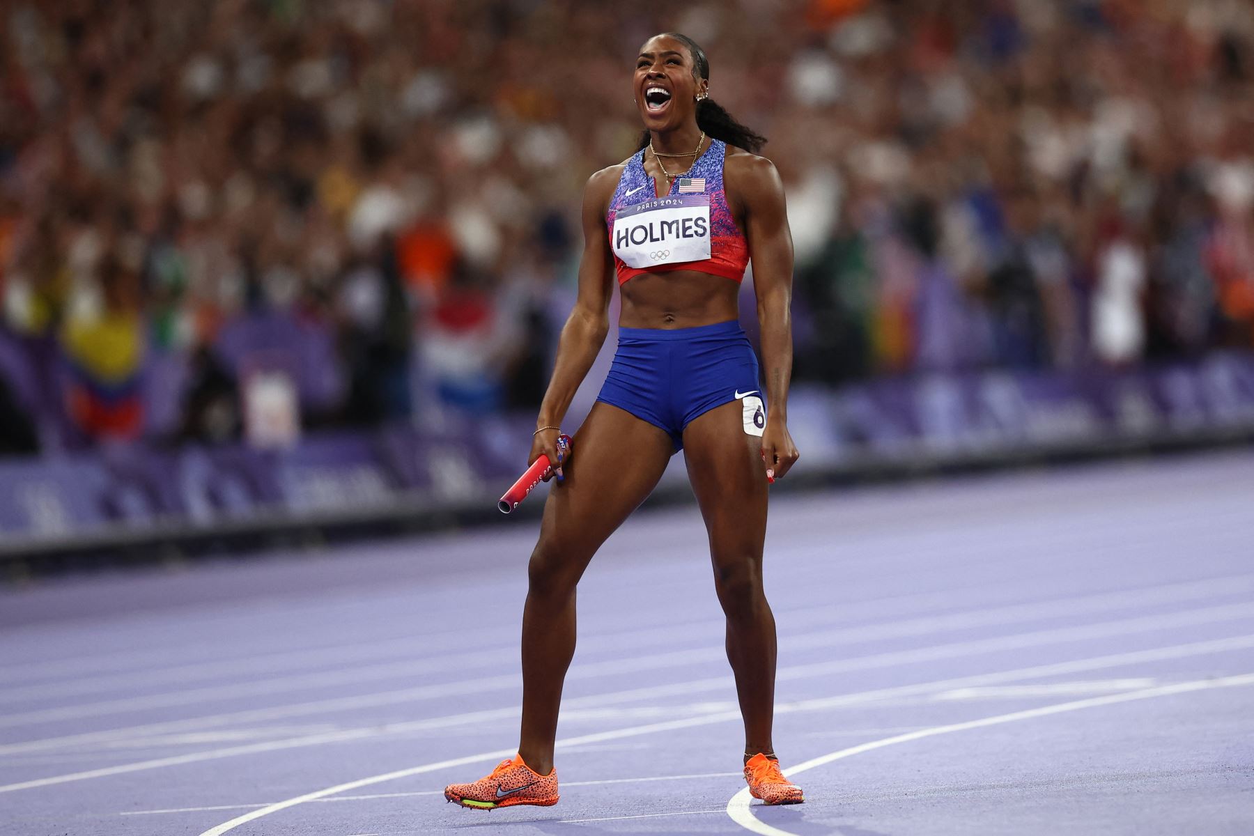 La estadounidense Alexis Holmes celebra después de ganar la final femenina de relevos 4x400m de la prueba de atletismo de los Juegos Olímpicos de París 2024 .
Foto: AFP