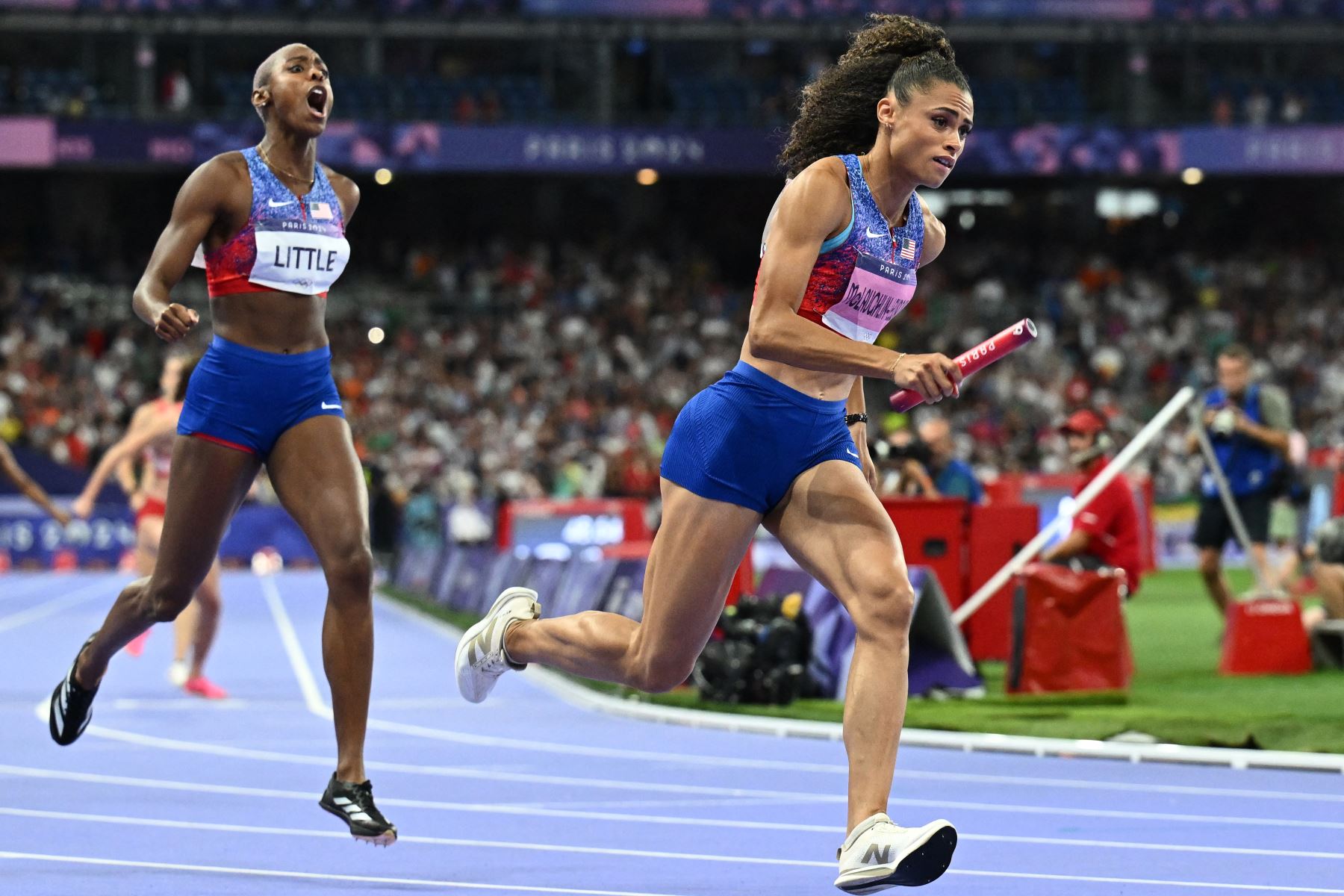 La estadounidense Sydney Mclaughlin-Levrone y la estadounidense Shamier Little compiten en la final femenina de relevos de 4x400 m del evento de atletismo en los Juegos Olímpicos de París.
Foto: AFP