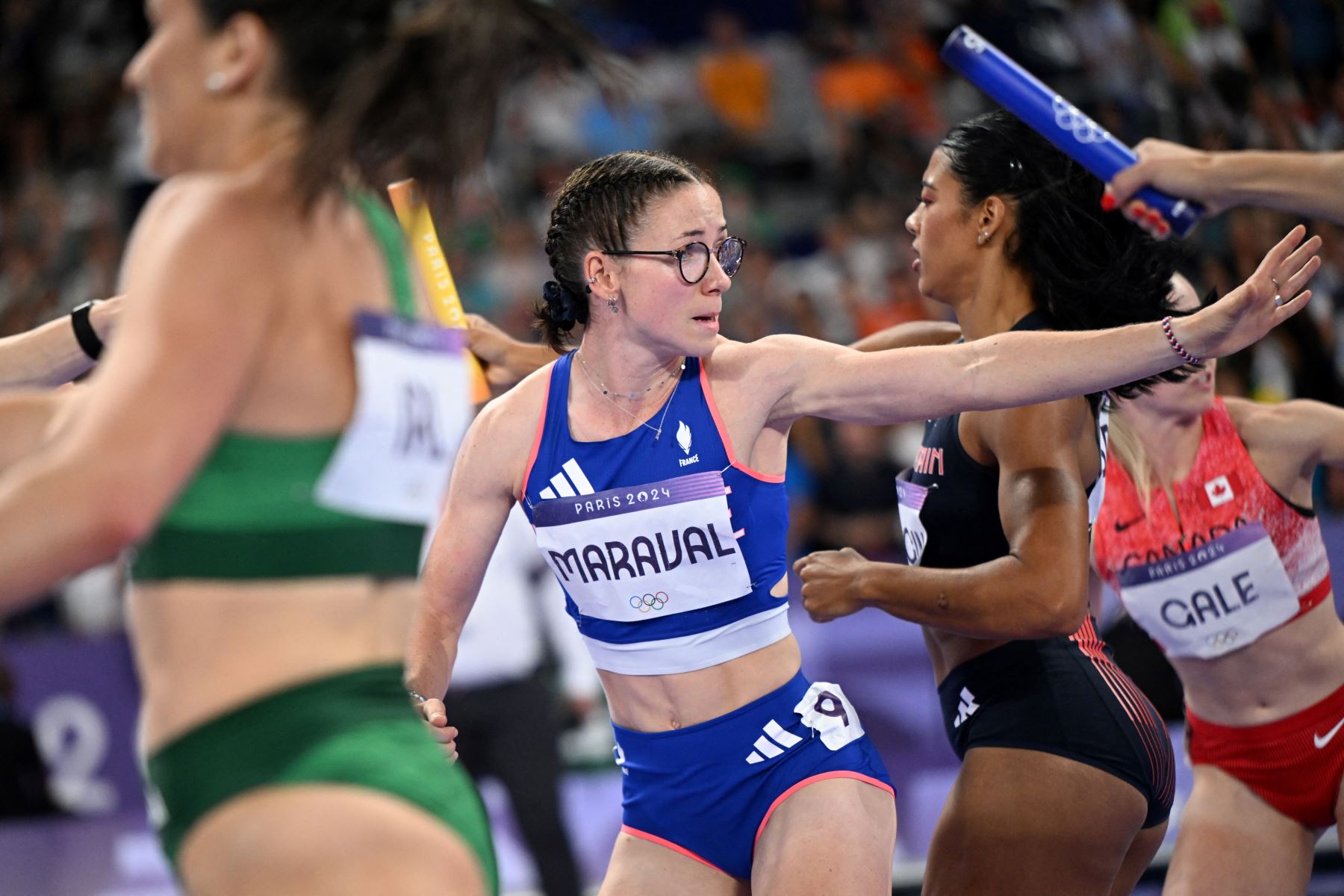 La francesa Louise Maraval espera el paso del testigo durante la final femenina de relevos de 4x400m del evento de atletismo en los Juegos Olímpicos de París 2024.
Foto: AFP