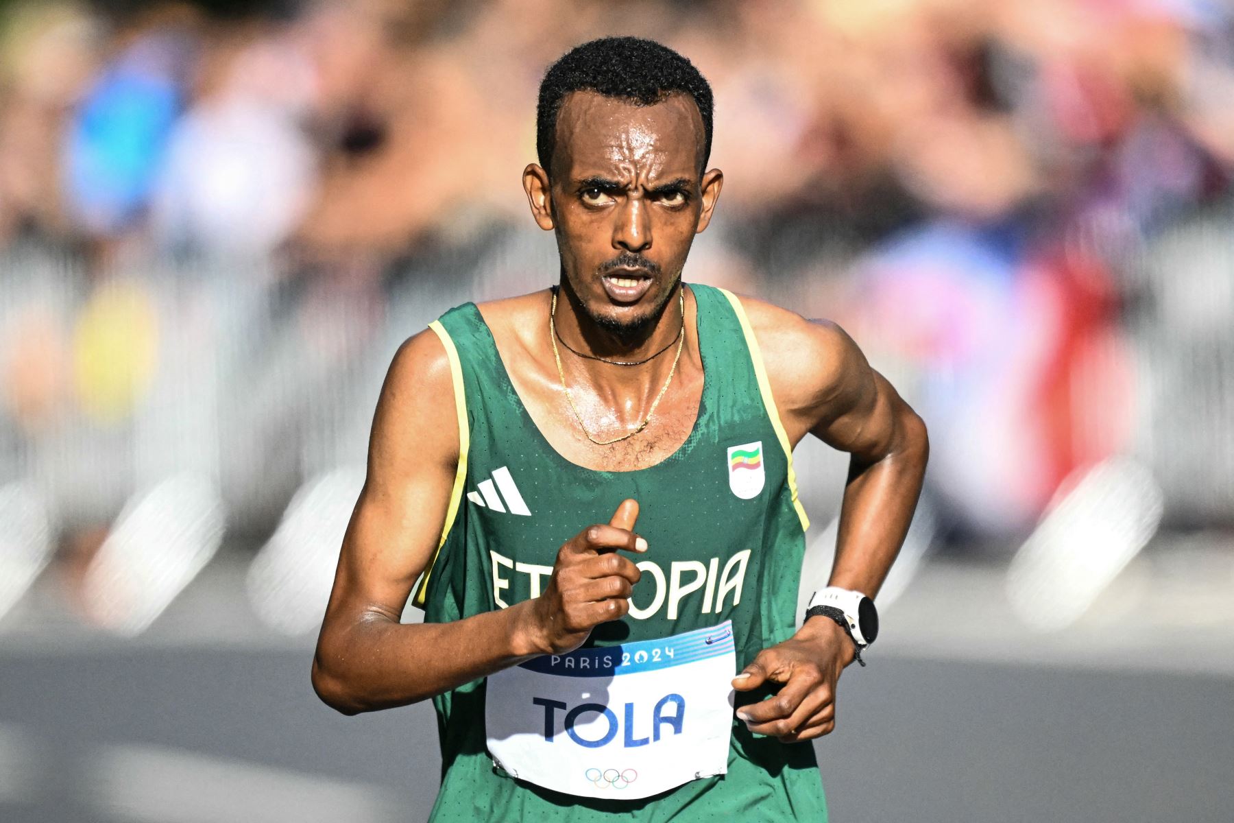 Tamirat Tola de Etiopía corre por una carretera de Versalles a París en el maratón masculino de la prueba de atletismo de los Juegos Olímpicos de París 2024.
Foto: AFP