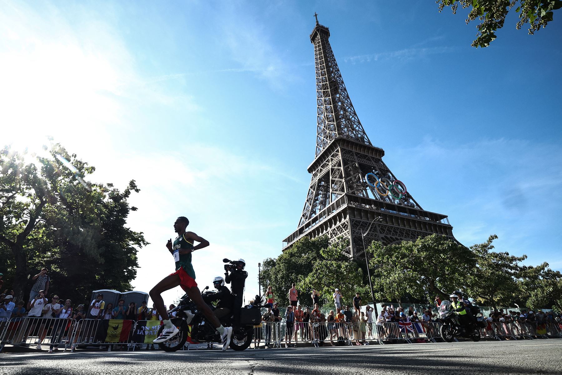 Tamirat Tola de Etiopía pasa junto a la Torre Eiffel en el maratón masculino de la prueba de atletismo de los Juegos Olímpicos de París 2024.
Foto: AFP