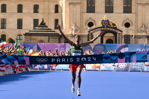 Juegos Olímpicos París 2024: Etíope Tamirat Tola gana maratón con récord olímpico