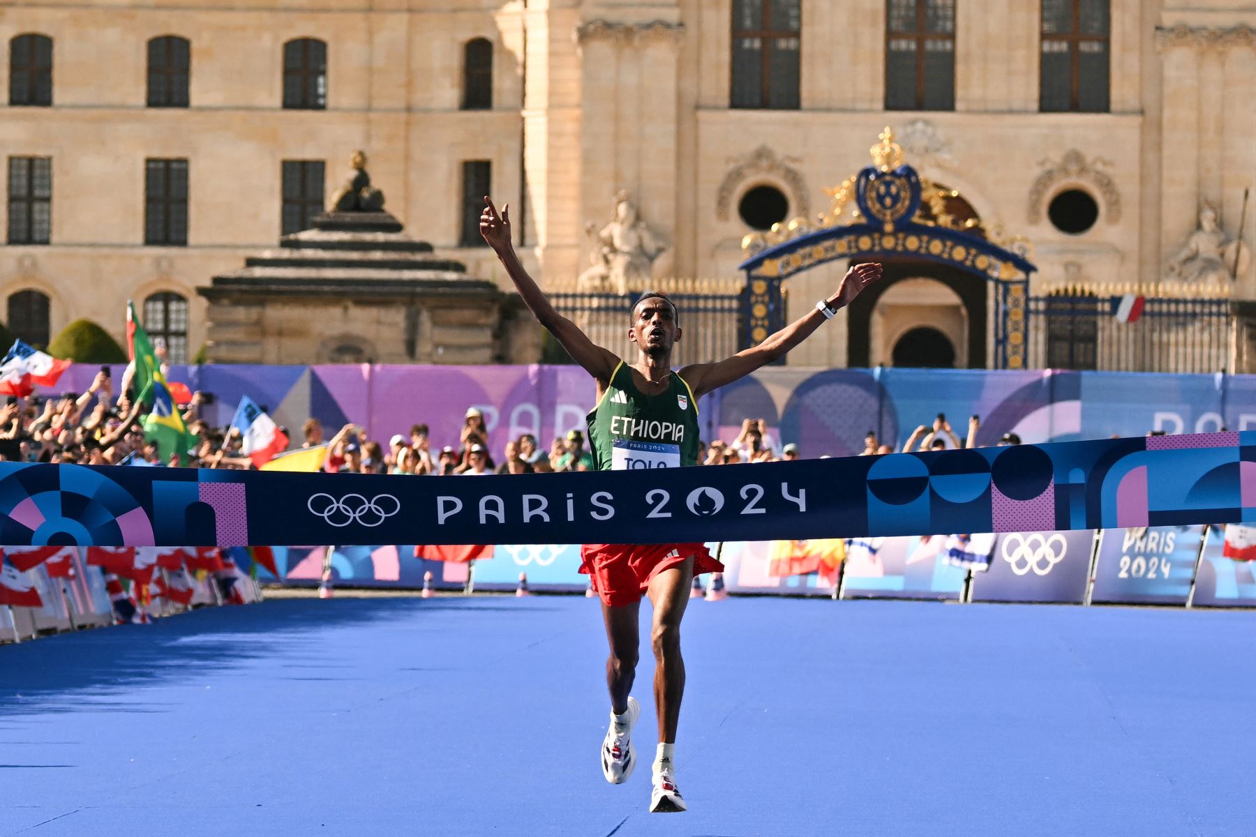 Tamirat Tola de Etiopía cruza la línea de meta para ganar el maratón masculino de la prueba de atletismo de los Juegos Olímpicos de París 2024.
Foto: AFP