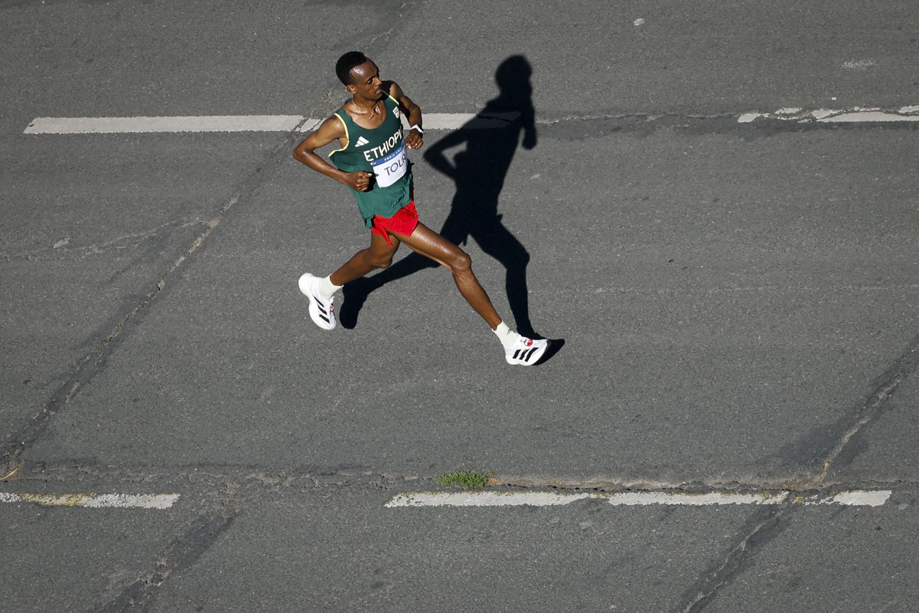 Tamirat Tola de Etiopía compite en el maratón masculino de la prueba de atletismo en los Juegos Olímpicos de París 2024.
Foto: AFP