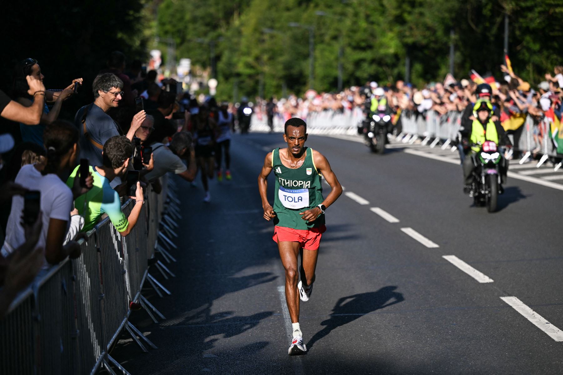 Tamirat Tola de Etiopía corre por una carretera de Versalles a París en el maratón masculino de la prueba de atletismo de los Juegos Olímpicos de París 2024 el 10 de agosto de 2024.
Foto: AFP