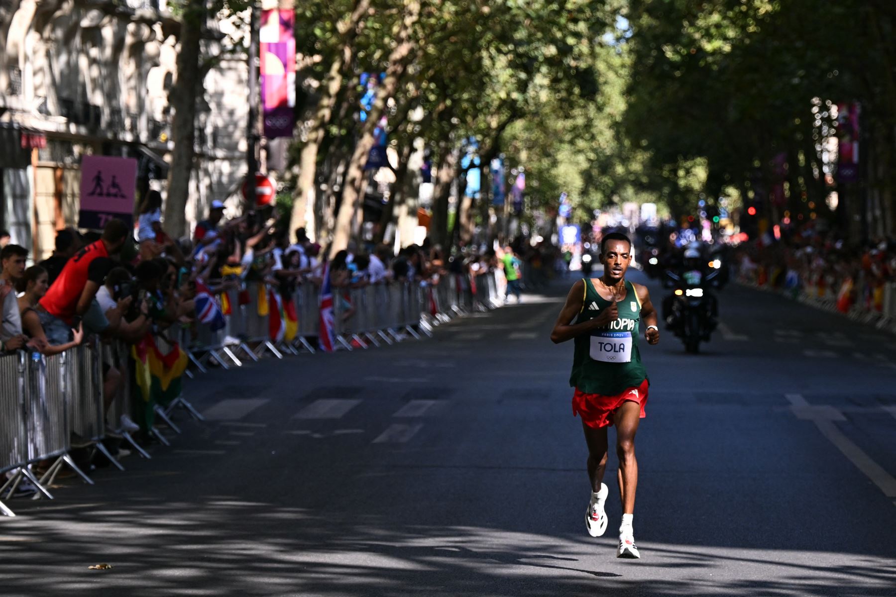 Tamirat Tola de Etiopía compite en el maratón masculino de la prueba de atletismo en los Juegos Olímpicos de París 2024:
Foto: AFP