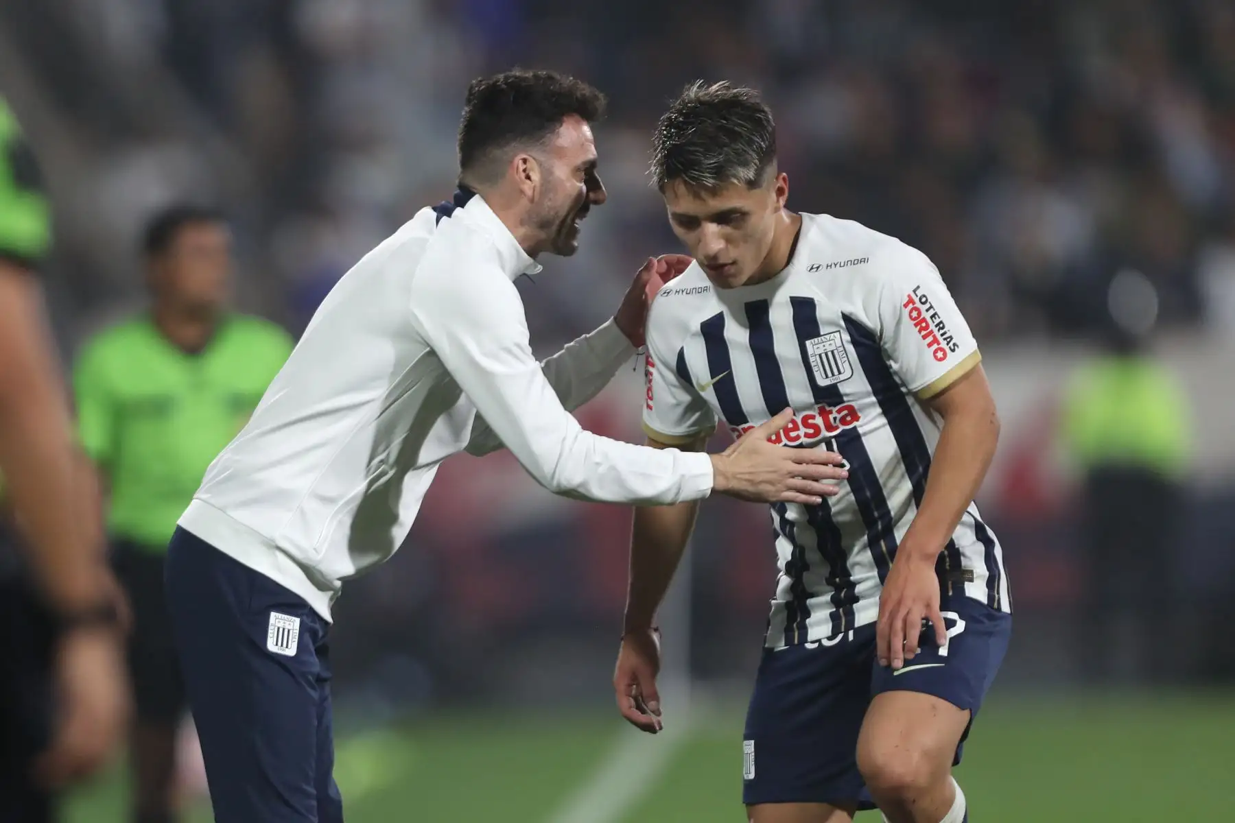 Alianza Lima se enfrenta a ADT de Tarma en partido por la sexta jornada del Torneo Clausura de la Liga en el Estadio Alejandro Villanueva. En la imagen, el entrenador de  de Alianza Lima , Mariano Soso da indicaciones a Catriel Cabellos..
Foto: ANDINA/Lino Chipana