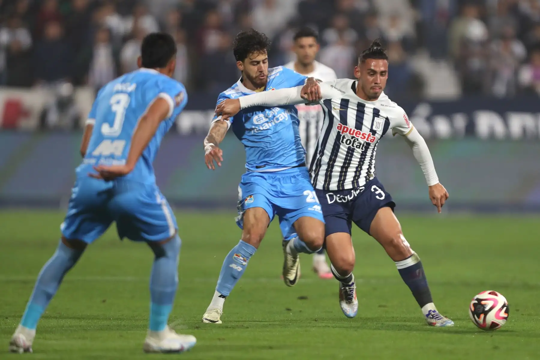 Alianza Lima se enfrenta a ADT de Tarma en partido por la sexta jornada del Torneo Clausura de la Liga en el Estadio Alejandro Villanueva. En la imagen, el jugador de Alianza Lima , Erick Noriega.
Foto: ANDINA
