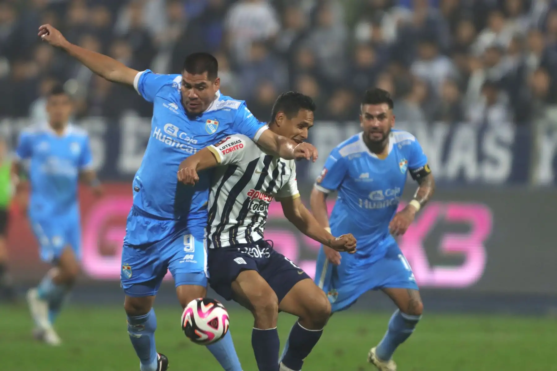 Alianza Lima se enfrenta a ADT de Tarma en partido por la sexta jornada del Torneo Clausura de la Liga en el Estadio Alejandro Villanueva. En la imagen, el centro delantero Hernán Rengifo del equipo tarmeño.
Foto: ANDINA/Lino Chipana