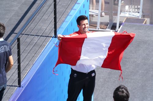 Stefano Peschiera espera la ceremonia del clausura de París 2024