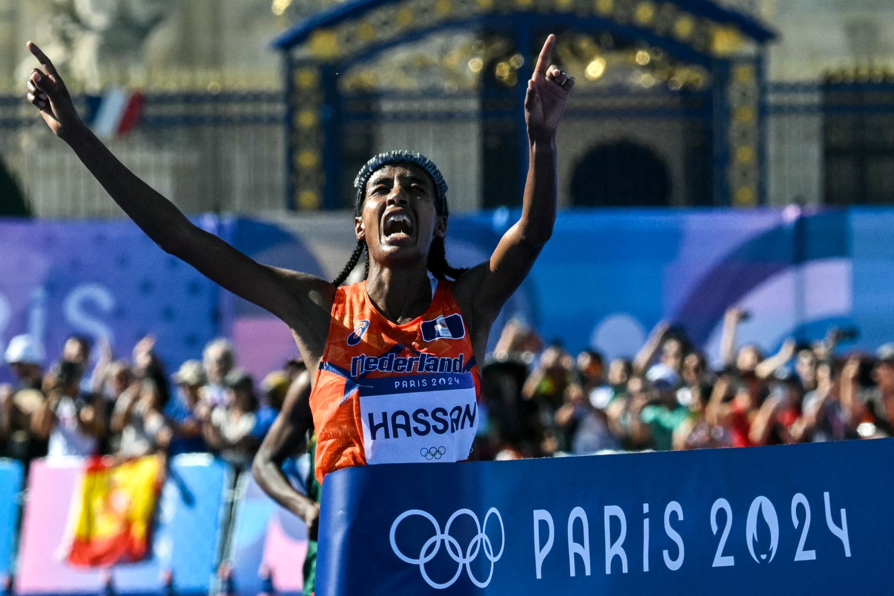 La medallista de oro de Holanda, Sifan Hassan, cruza la meta en primer lugar en el maratón femenino de la prueba de atletismo de los Juegos Olímpicos de París 2024. Foto: AFP