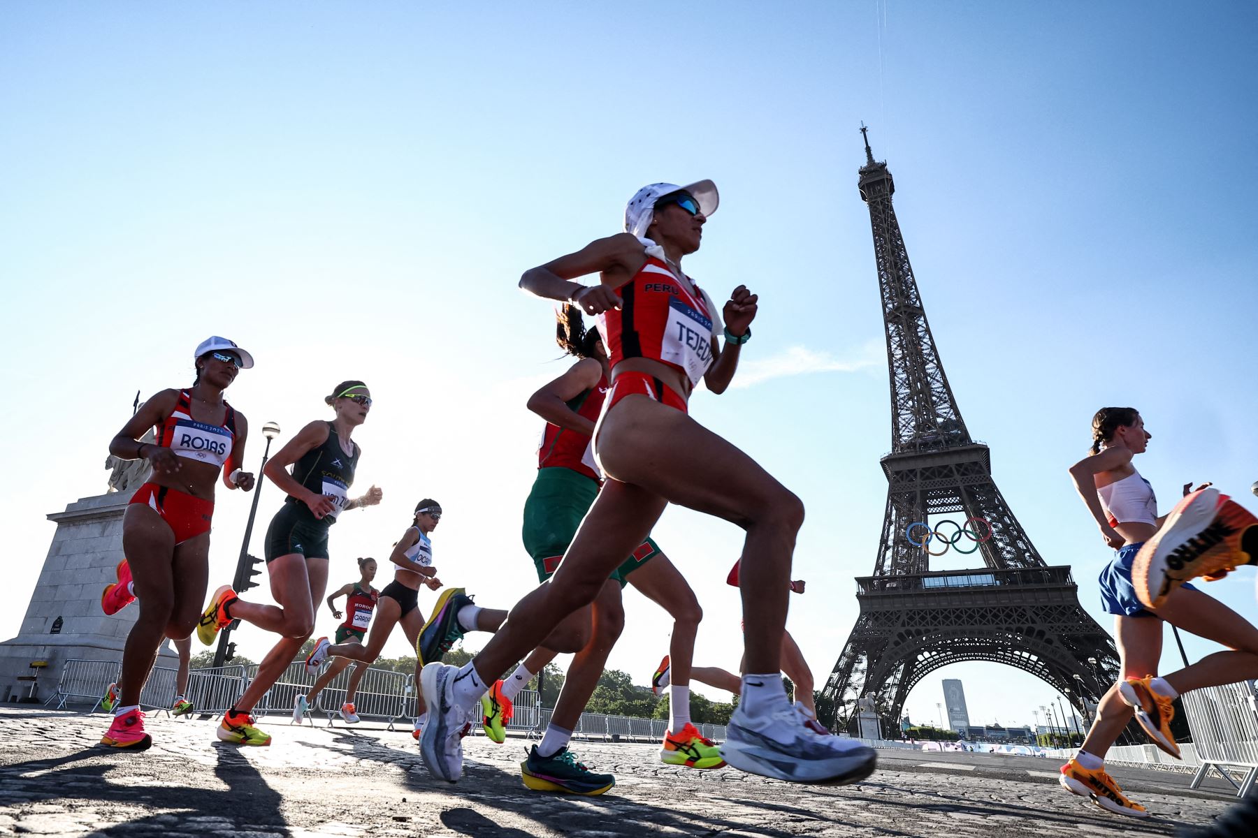 La peruana Gladys Tejeda y el resto de atletas recorren la Torre Eiffel en el maratón femenino de la prueba de atletismo de los Juegos Olímpicos París 2024. AFP