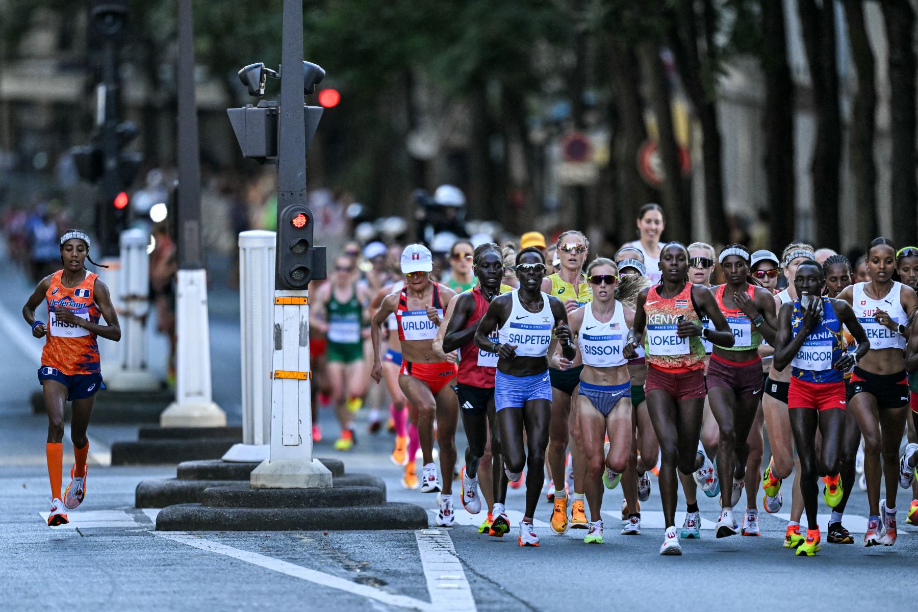 La holandesa Sifan Hassan  corre con el resto de atletas mientras compiten en el maratón femenino de la prueba de atletismo de los Juegos Olímpicos de París 2024. AFP