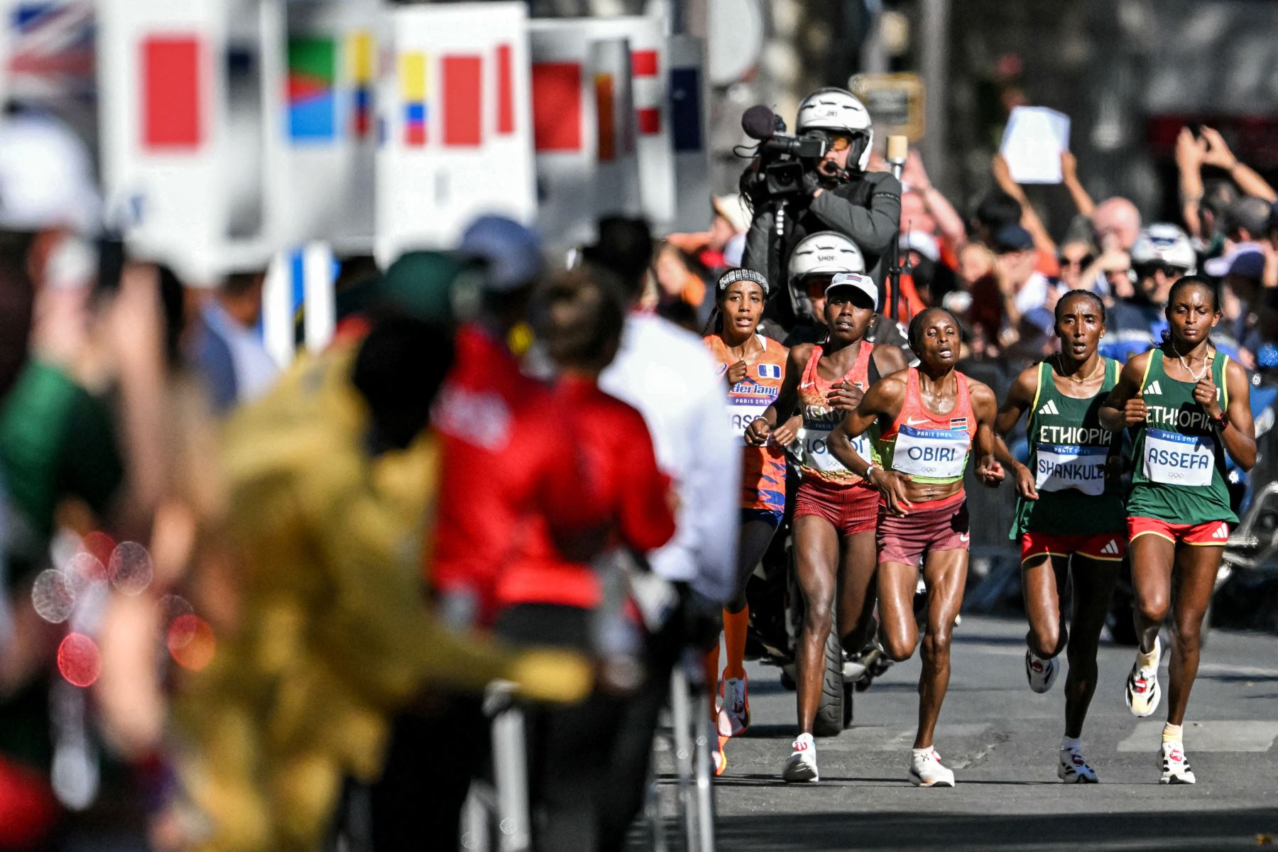 La holandesa Sifan Hassan, la keniana Sharon Lokedi, la keniana Hellen Obiri, la etíope Amane Beriso Shankule y la etíope Tigst Assefa compiten en el maratón femenino de la prueba de atletismo de los Juegos Olímpicos de París 2024. AFP