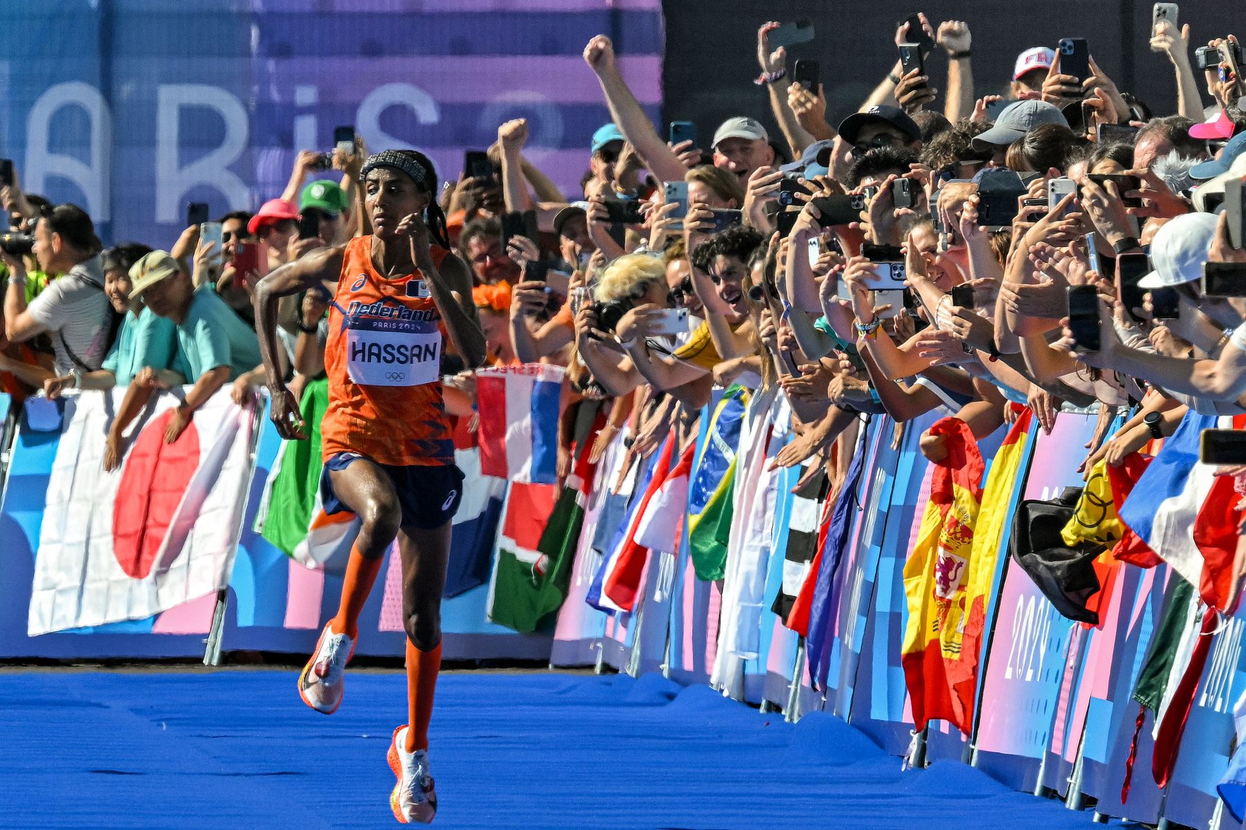 La medallista de oro holandesa Sifan Hassan corre para cruzar la meta en primer lugar en el maratón femenino de la prueba de atletismo de los Juegos Olímpicos de París 2024. AFP