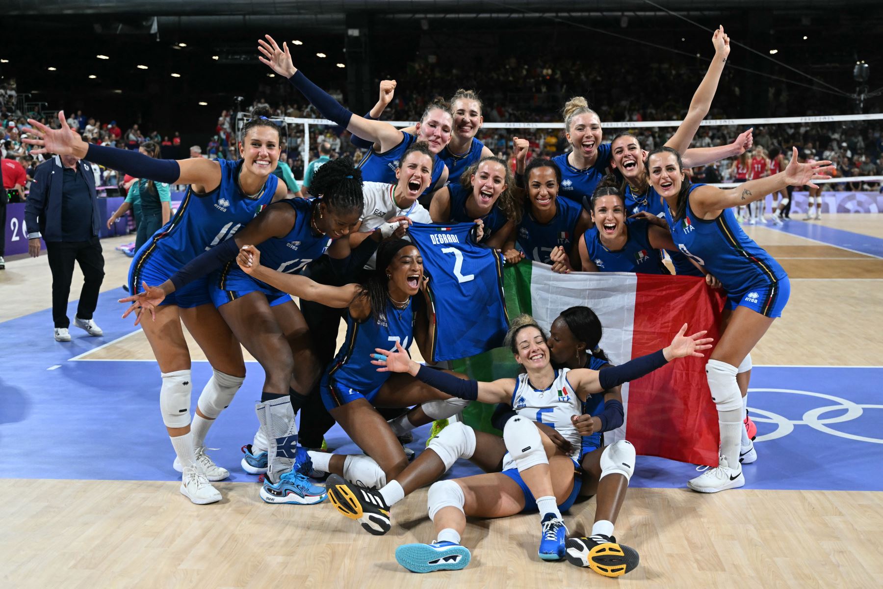 Las jugadoras italianas celebran después de ganar el partido por la medalla de oro de voleibol femenino entre Estados Unidos e Italia en el South Paris Arena 1 en París durante los Juegos Olímpicos de París 2024. AFP