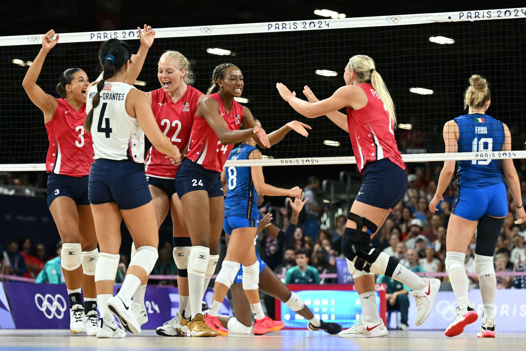 Las jugadoras estadounidenses celebran después de un punto en el partido por la medalla de oro de voleibol femenino entre Estados Unidos e Italia en el South Paris Arena 1 en París durante los Juegos Olímpicos de París 2024. AFP