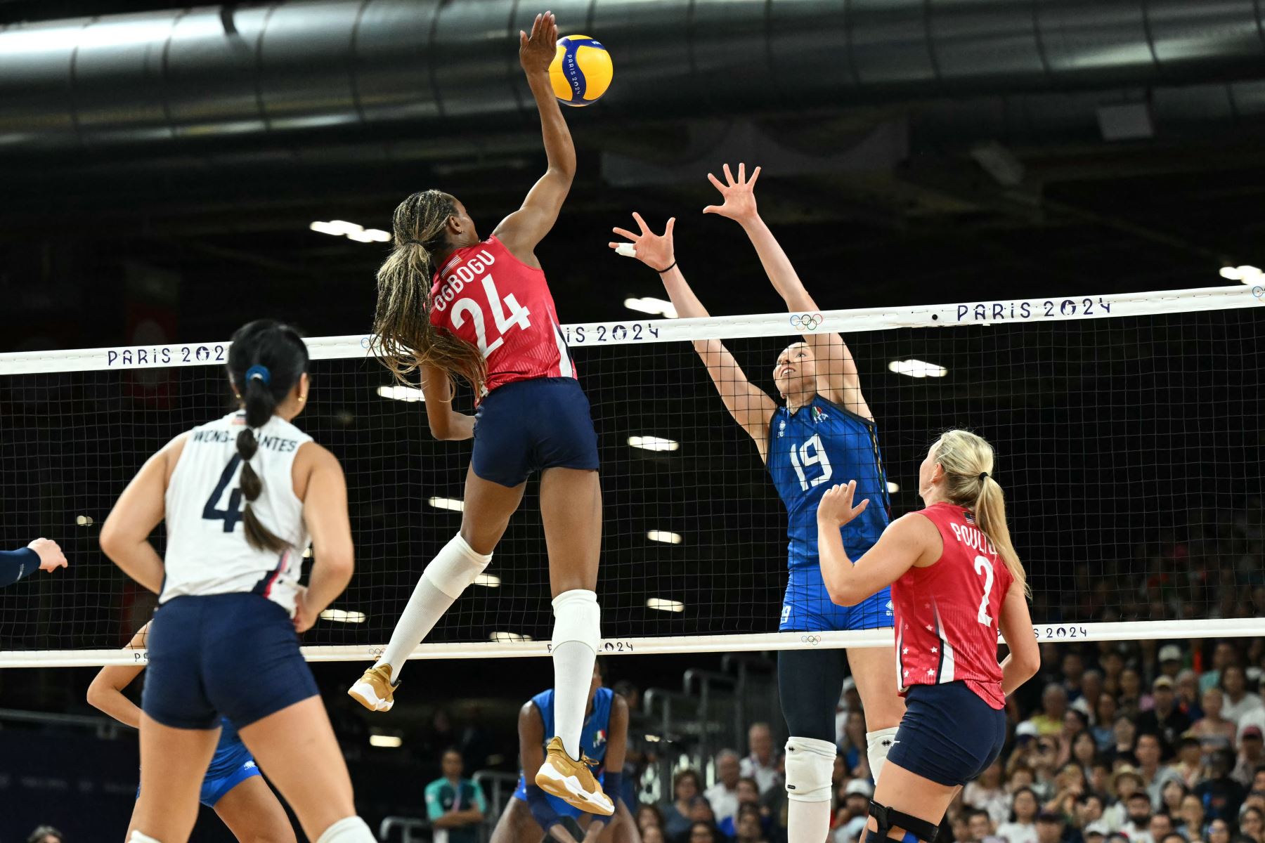 La italiana  Sarah Luisa Fahr salta para bloquear una pelota de la estadounidense  Chiaka Ogbogu en el partido por la medalla de oro de voleibol femenino entre Estados Unidos e Italia en el South Paris Arena 1 en París durante los Juegos Olímpicos de París 2024. AFP