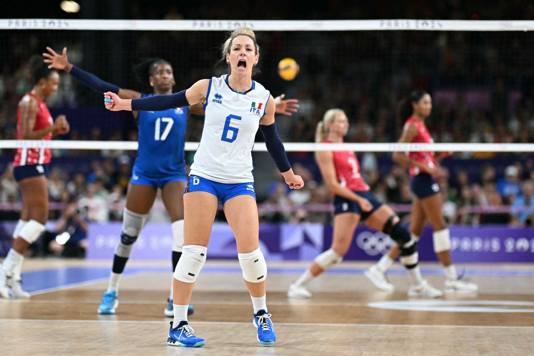 La italiana Monica de Gennaro reacciona después de un punto en el partido por la medalla de oro de voleibol femenino entre Estados Unidos e Italia en el South Paris Arena 1 en París durante los Juegos Olímpicos de París 2024. AFP