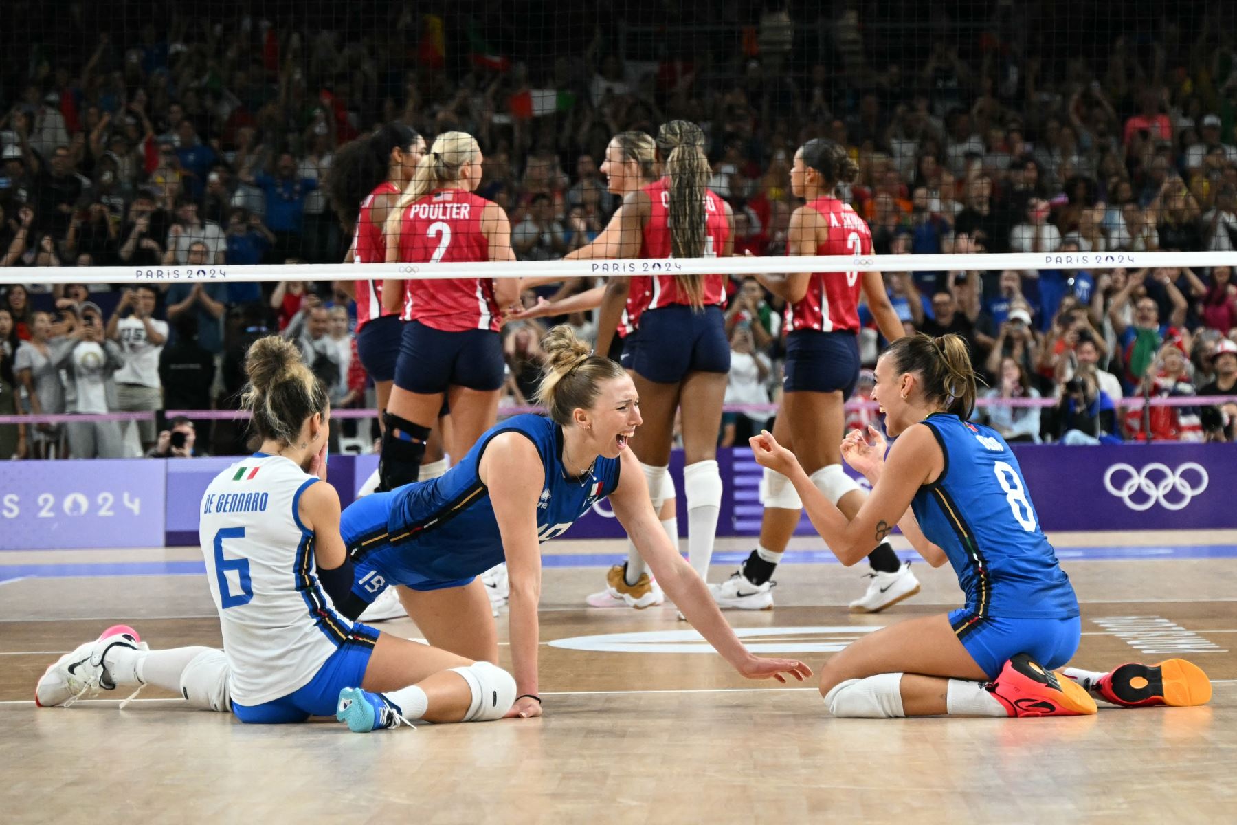 Las jugadoras italianas celebran después de ganar el partido por la medalla de oro de voleibol femenino entre Estados Unidos e Italia en el South Paris Arena 1 en París durante los Juegos Olímpicos de París 2024. AFP