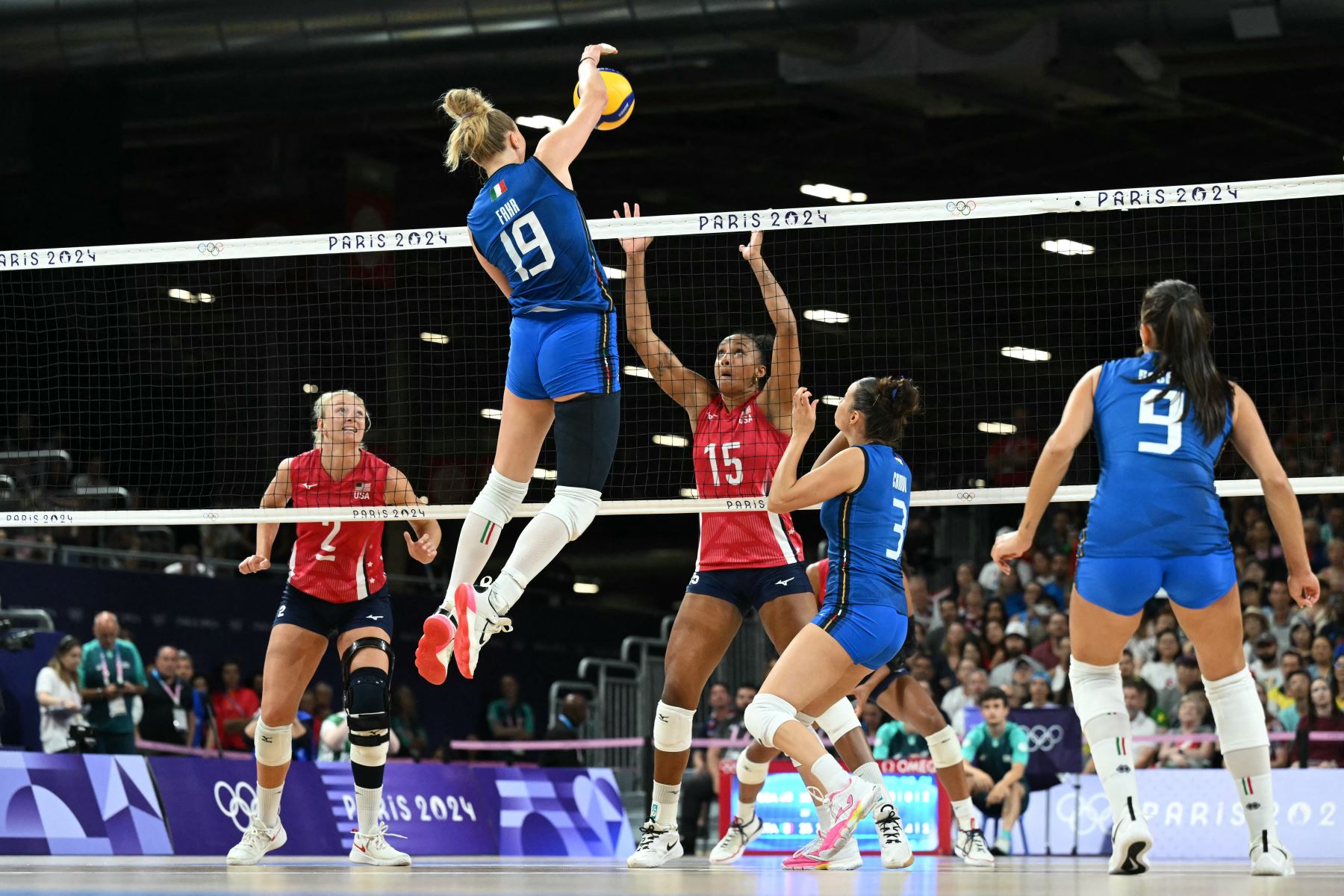 Haleigh Washington intenta detener una pelota de la italiana Sarah Luisa Fahr número 19 en el partido por la medalla de oro de voleibol femenino entre Estados Unidos e Italia en el South Paris Arena 1 en París durante los Juegos Olímpicos de París 2024. AFP