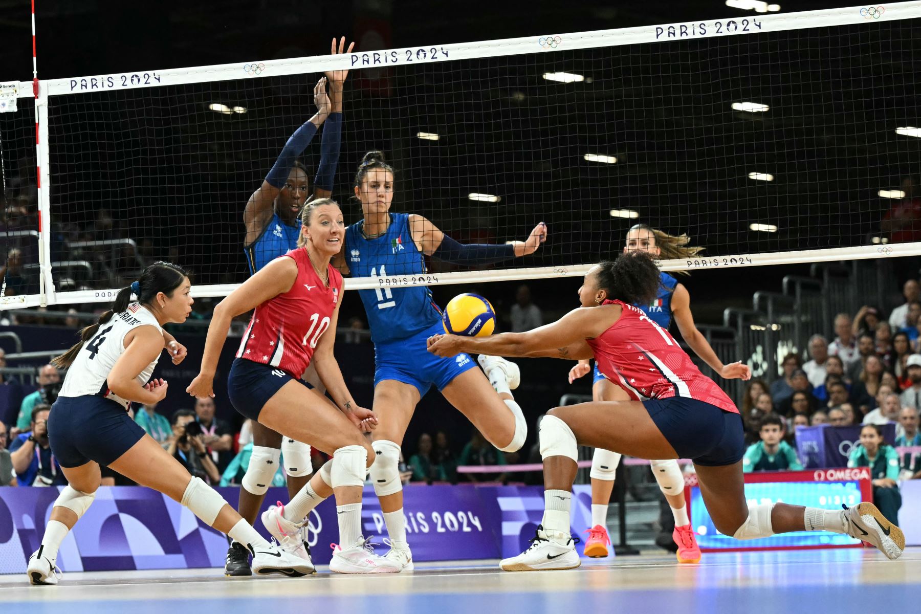 Haleigh Washington devuelve el balón en el partido por la medalla de oro de voleibol femenino entre Estados Unidos e Italia en el South Paris Arena 1 de París durante los Juegos Olímpicos de París 2024. AFP