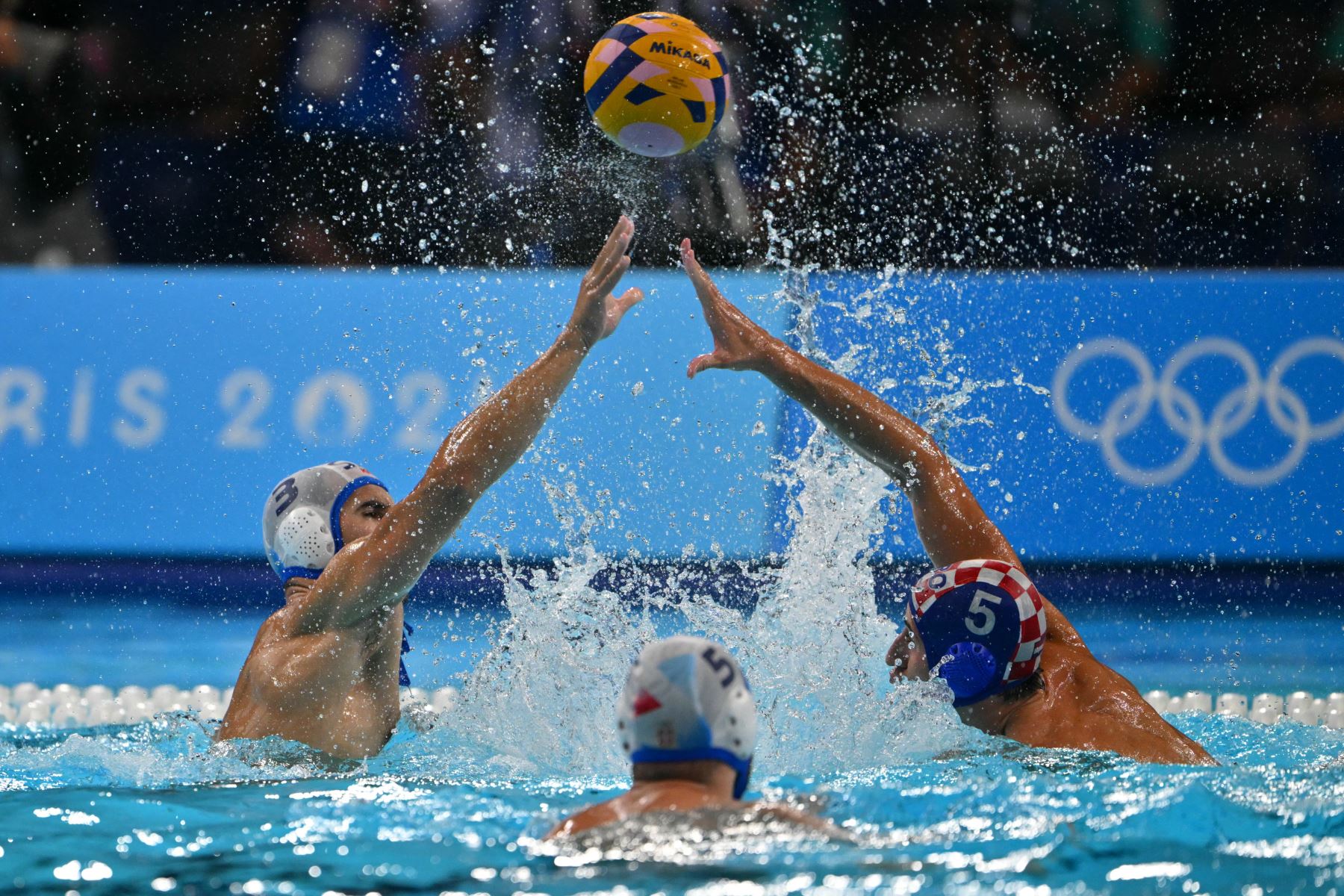 Strahinja Rasovic  de Serbia lucha por el balón con Maro Jokovic  de Croacia en el partido por la medalla de oro de waterpolo masculino entre Serbia y Croacia durante los Juegos Olímpicos de París 2024. AFP