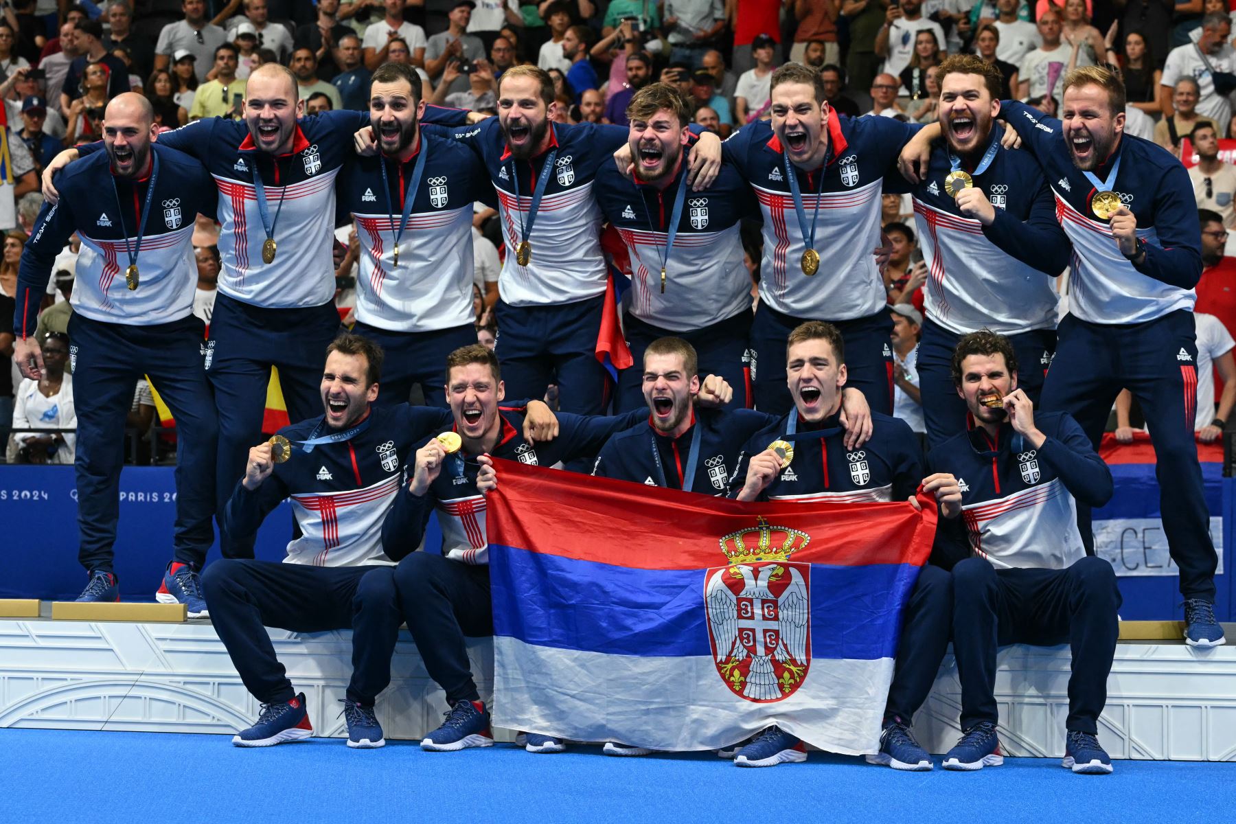 Los jugadores de Serbia celebran en el podio con sus medallas de oro tras el partido por la medalla de oro masculina de waterpolo entre Serbia y Croacia durante los Juegos Olímpicos de París 2024. AFP