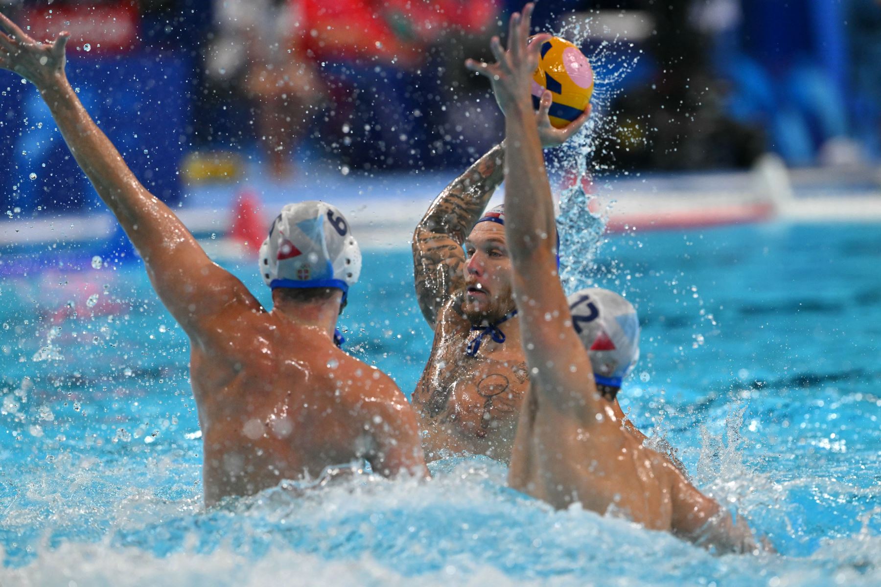 Jerko Marinic Kragic,  Croacia, intenta un tiro mientras es marcado por Nikola Dedovic,  de Serbia, en el partido por la medalla de oro de waterpolo masculino entre Serbia y Croacia durante los Juegos Olímpicos de París 2024.. AFP