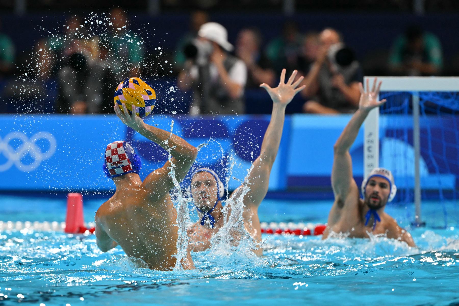 Loren Fatovic de Croacia intenta un tiro en el partido por la medalla de oro de waterpolo masculino entre Serbia y Croacia durante los Juegos Olímpicos de París 2024. AFP