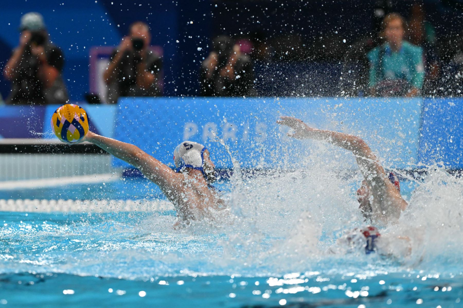 Serbia, Milos Cuk, intenta un tiro en el partido por la medalla de oro de waterpolo masculino entre Serbia y Croacia durante los Juegos Olímpicos de París 2024. AFP